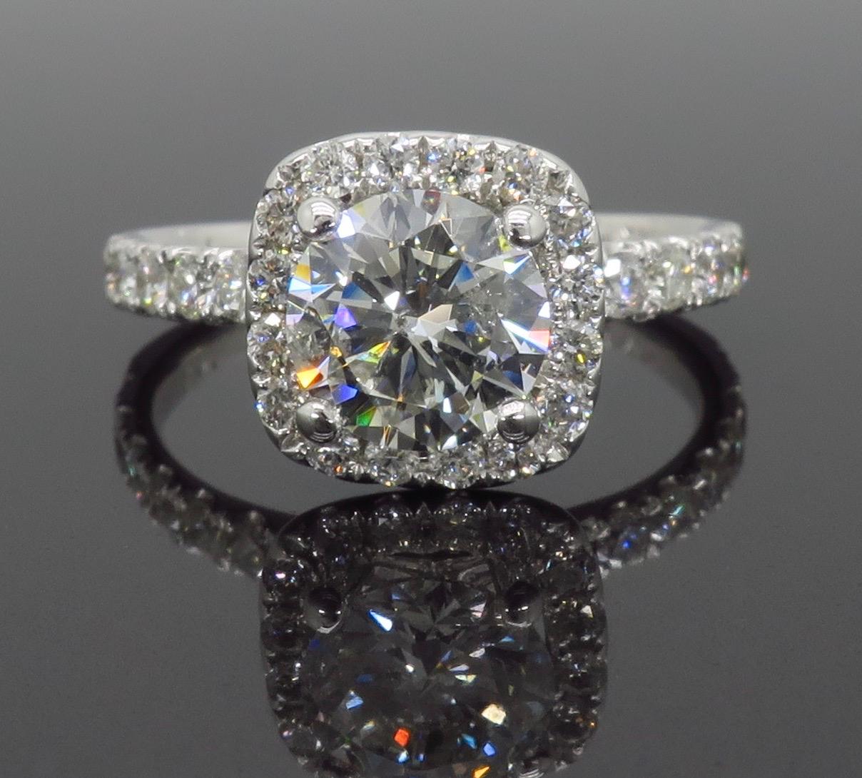 Bague de fiançailles avec halo de diamants de 1,61 carat en vente 1