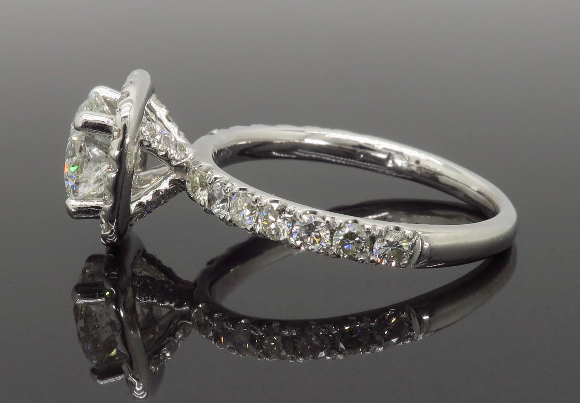 Bague de fiançailles avec halo de diamants de 1,61 carat en vente 2