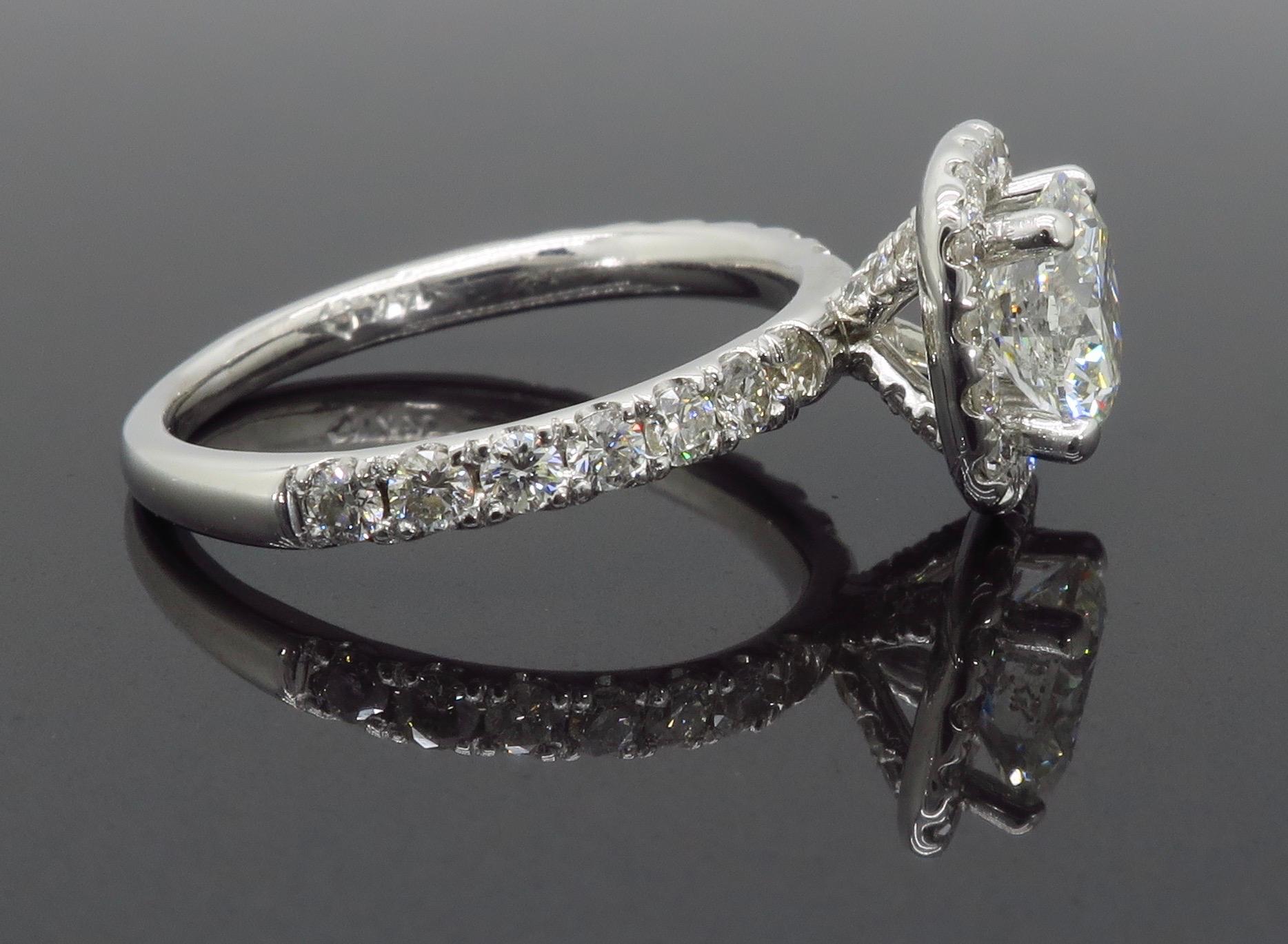 Bague de fiançailles avec halo de diamants de 1,61 carat en vente 3