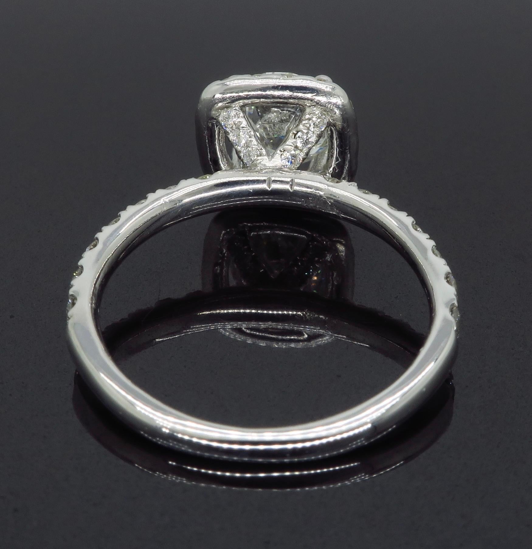 Bague de fiançailles avec halo de diamants de 1,61 carat en vente 4