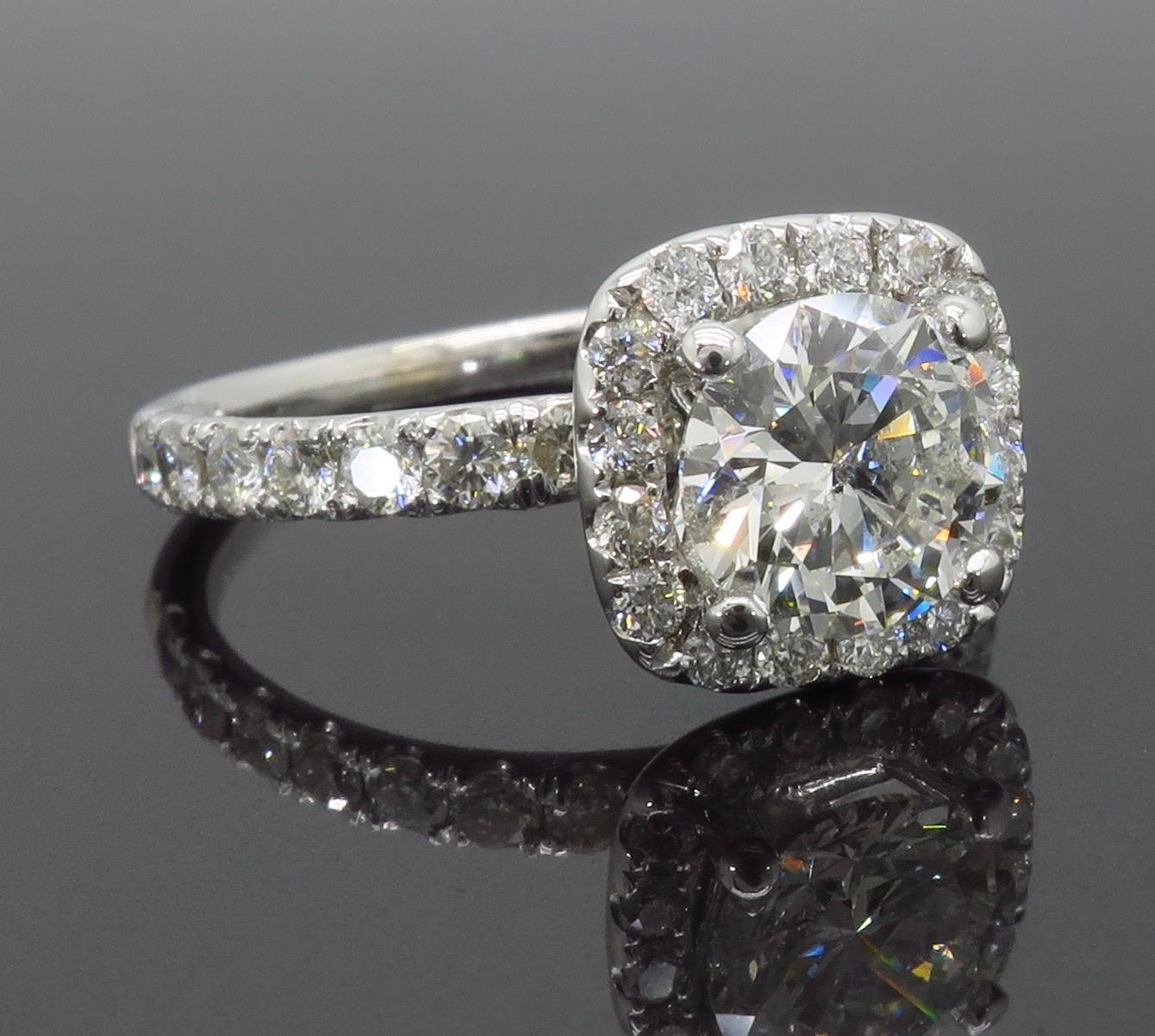 Bague de fiançailles avec halo de diamants de 1,61 carat en vente 5