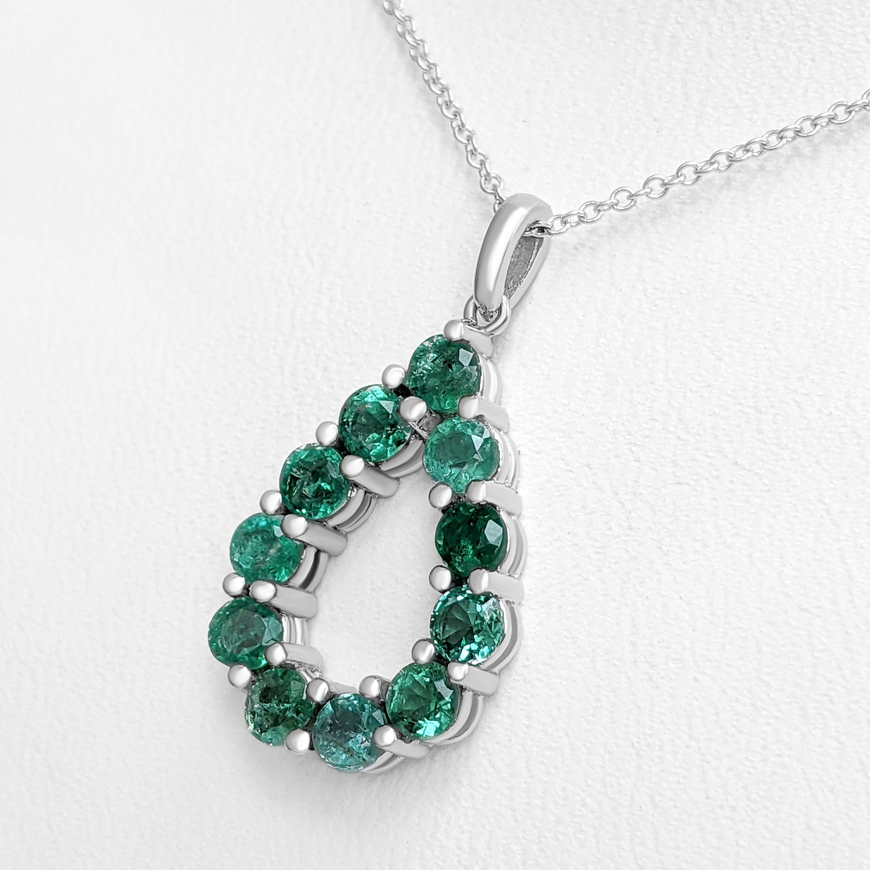 Women's NO RESERVE! 1.61 Carat Emerald, 14 Karat White Gold, Necklace with Pendant