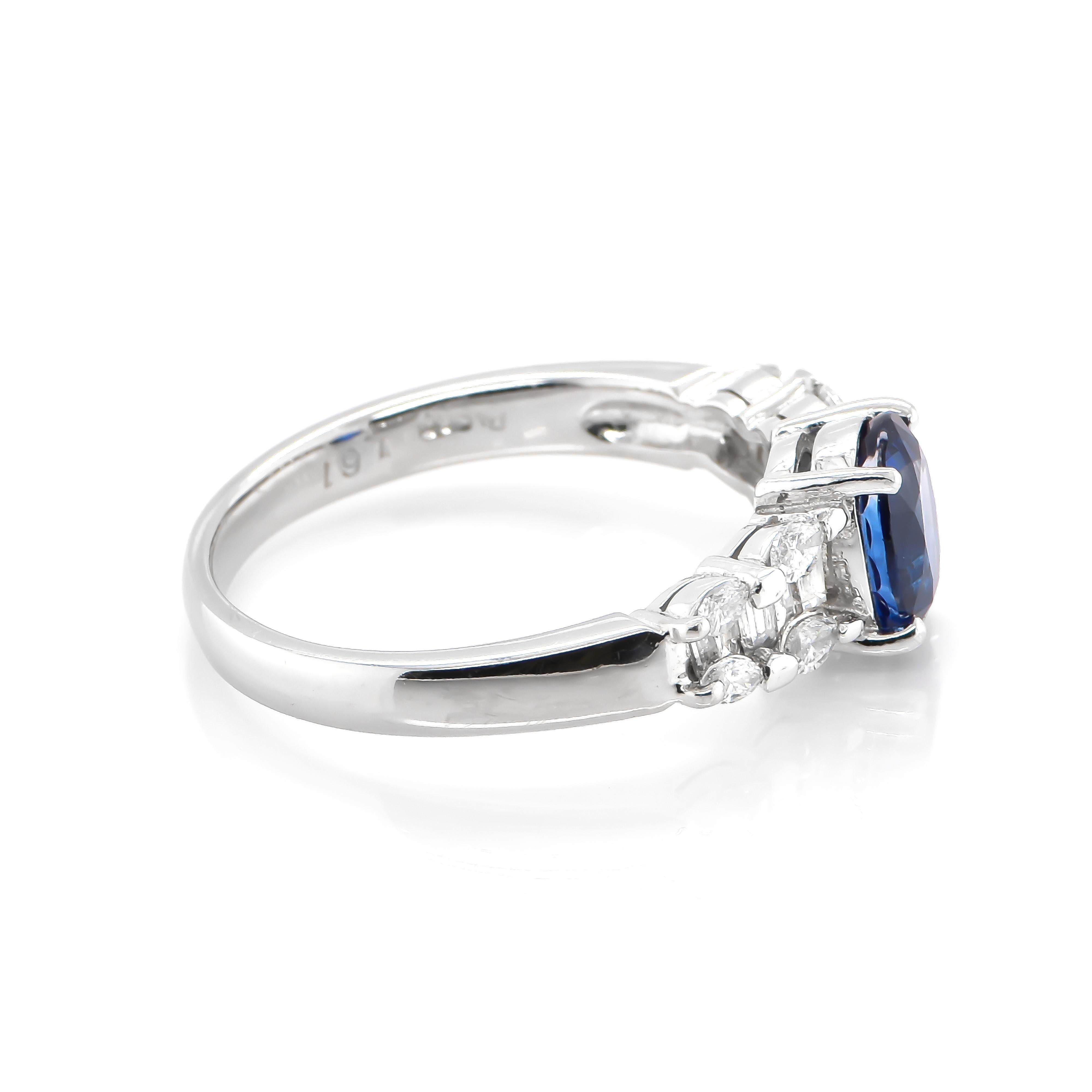 Taille ovale Bague en platine avec saphir bleu royal naturel de 1,61 carat et diamants en vente