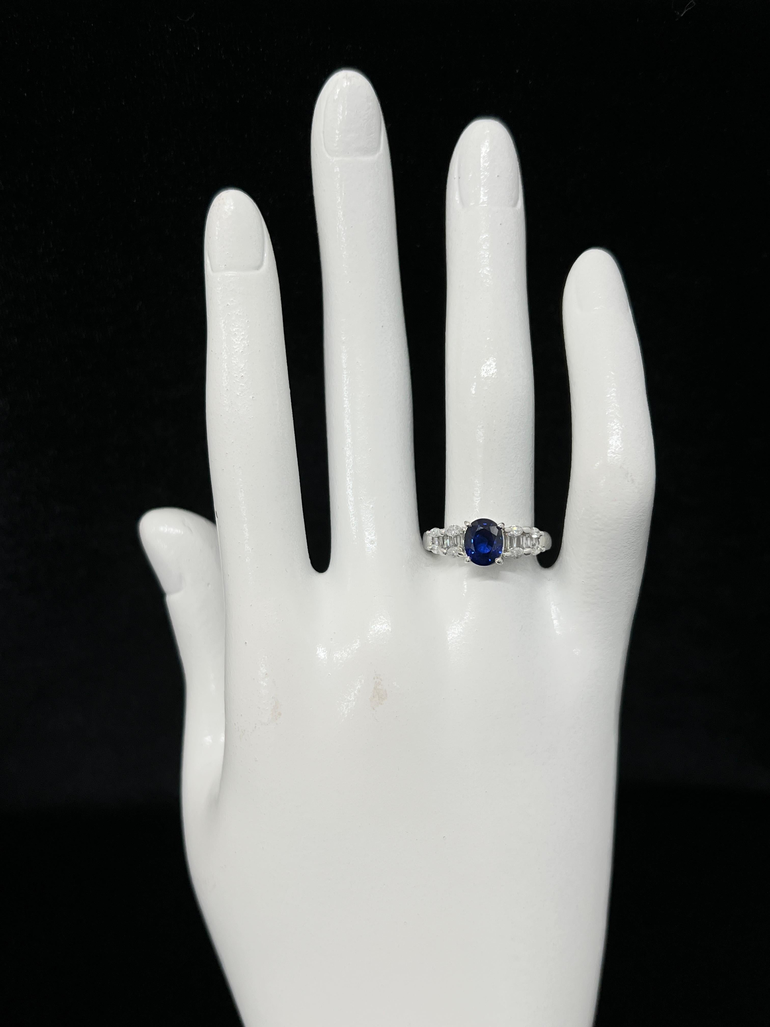 Bague en platine avec saphir bleu royal naturel de 1,61 carat et diamants en vente 1