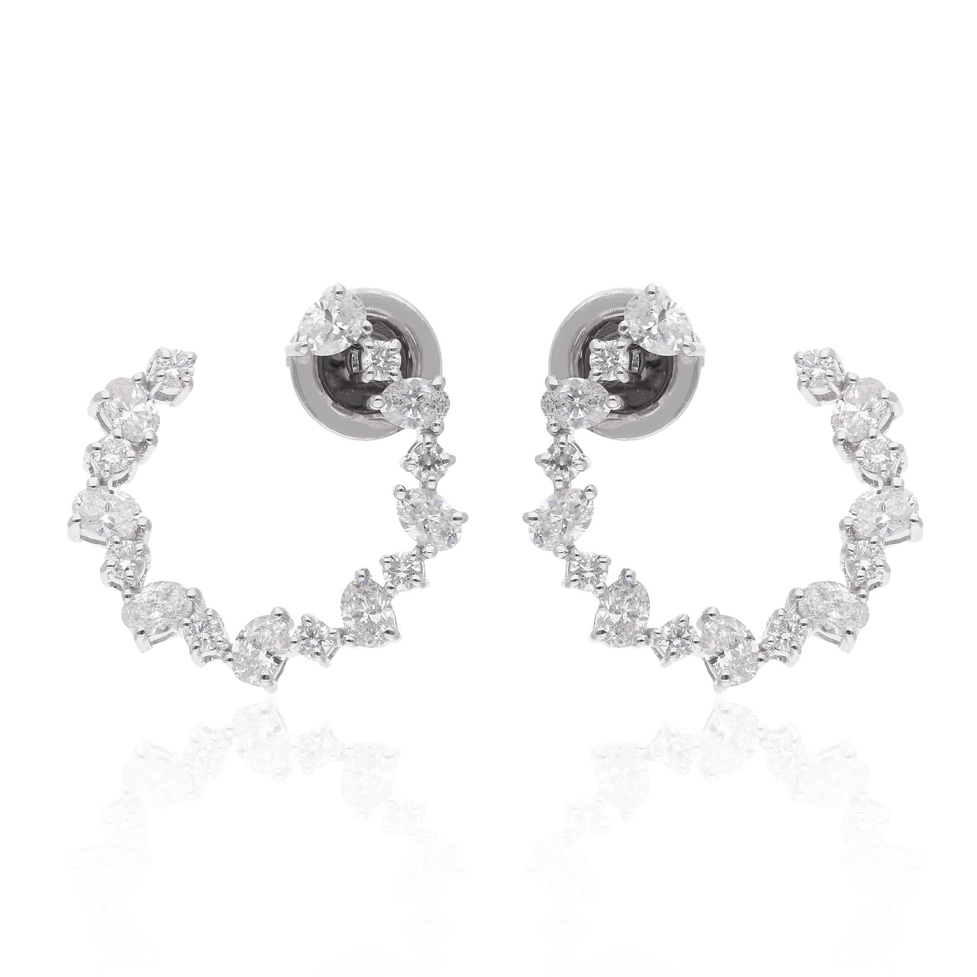 Eleva il tuo stile con questi squisiti orecchini a cerchio con diamanti rotondi e ovali da 1,61 carati, realizzati in lussuoso oro bianco da 14 carati. Questi gioielli sono una fusione accattivante di eleganza classica e raffinatezza contemporanea,