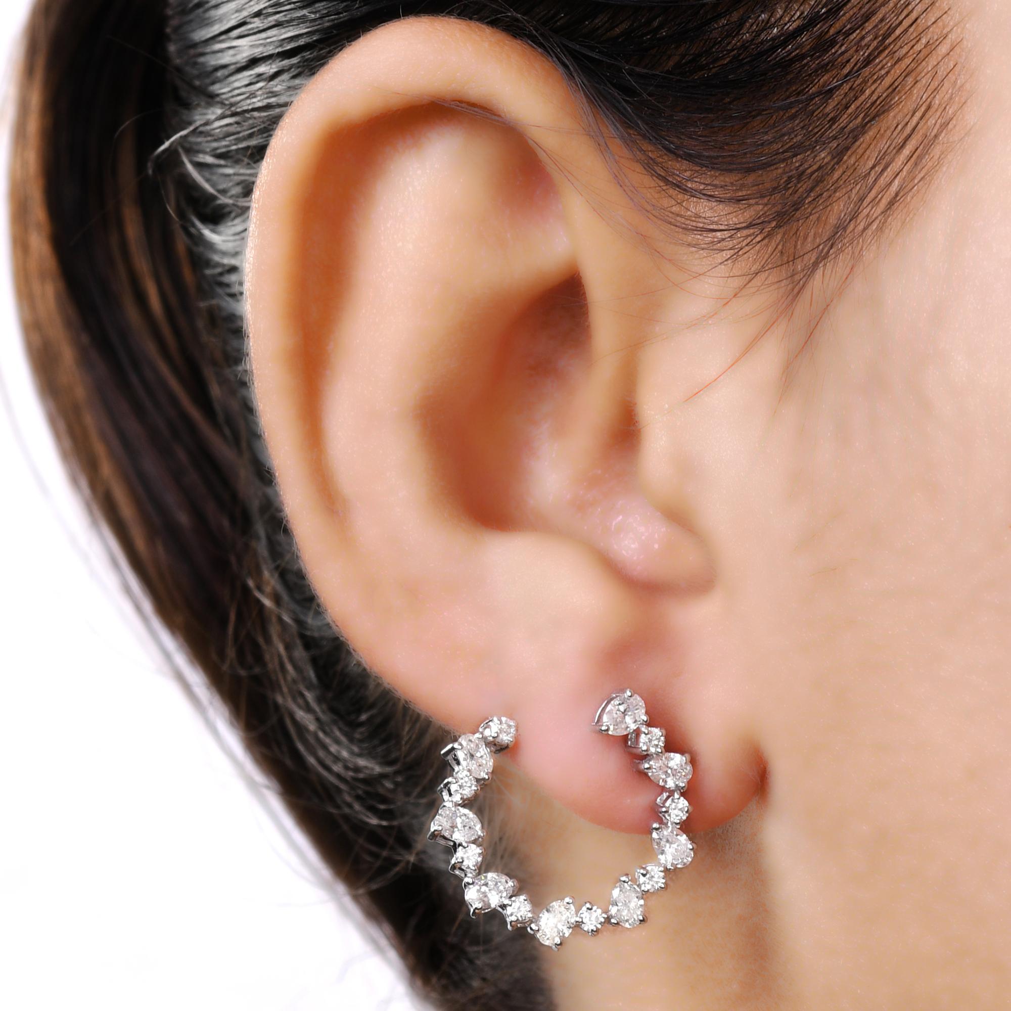 Erhöhen Sie Ihren Stil mit diesen exquisiten 1,61 Karat ovalen und runden Diamant-Ohrringen aus luxuriösem 14 Karat Weißgold. Diese edlen Schmuckstücke sind eine faszinierende Verschmelzung von klassischer Eleganz und moderner Raffinesse, die Ihre