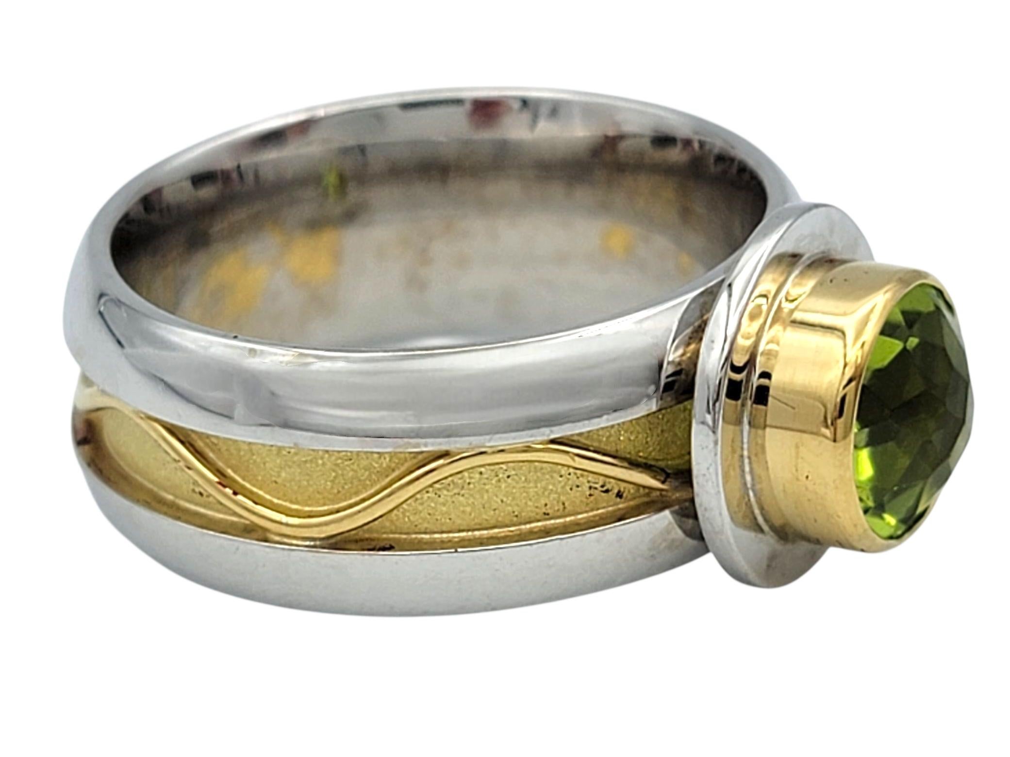 1.61 Carat Round Cut Bezel Set Peridot Solitaire Ring in Two-Tone 18 Karat Gold In Good Condition For Sale In Scottsdale, AZ