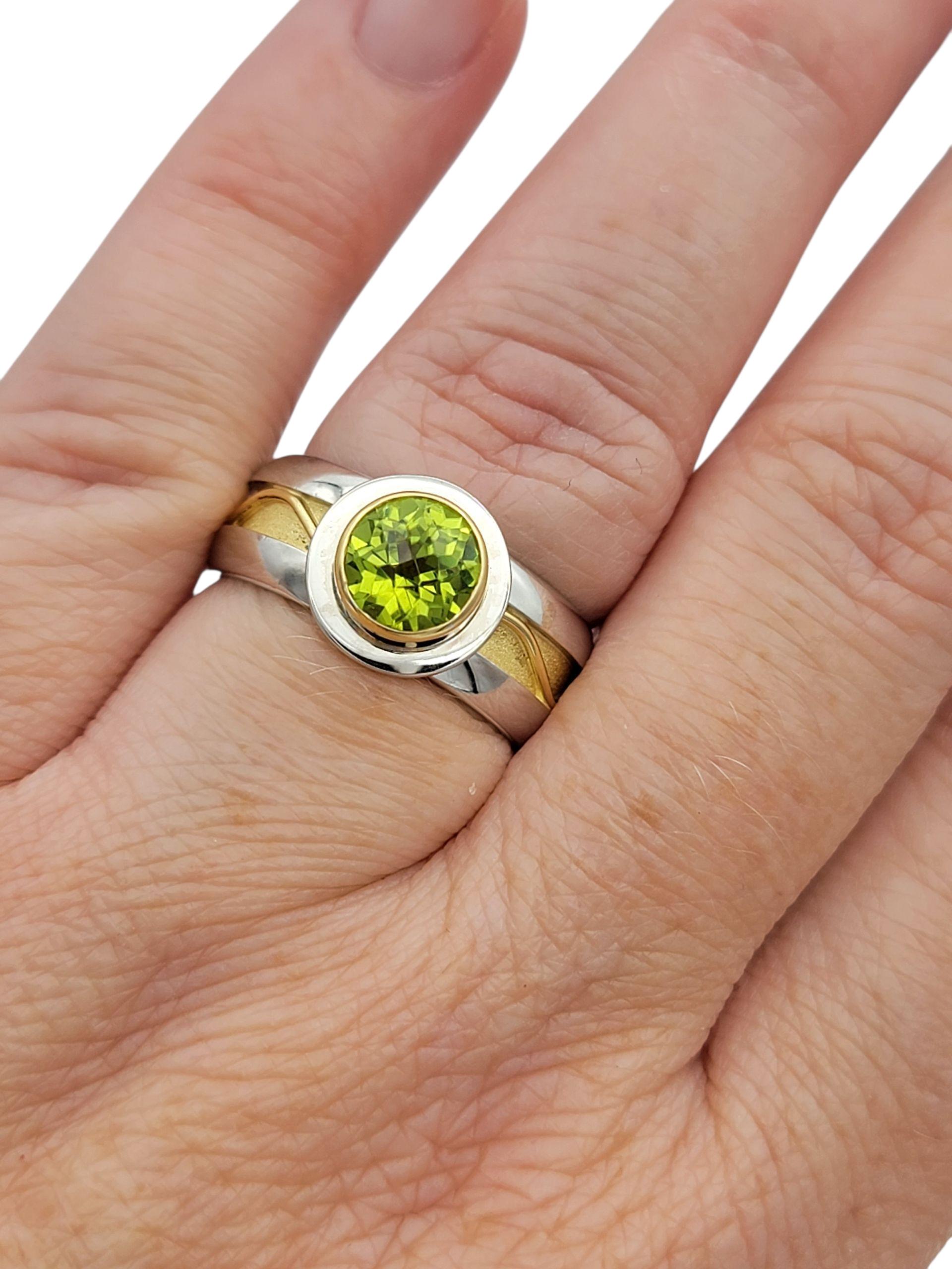 1.61 Carat Round Cut Bezel Set Peridot Solitaire Ring in Two-Tone 18 Karat Gold For Sale 4