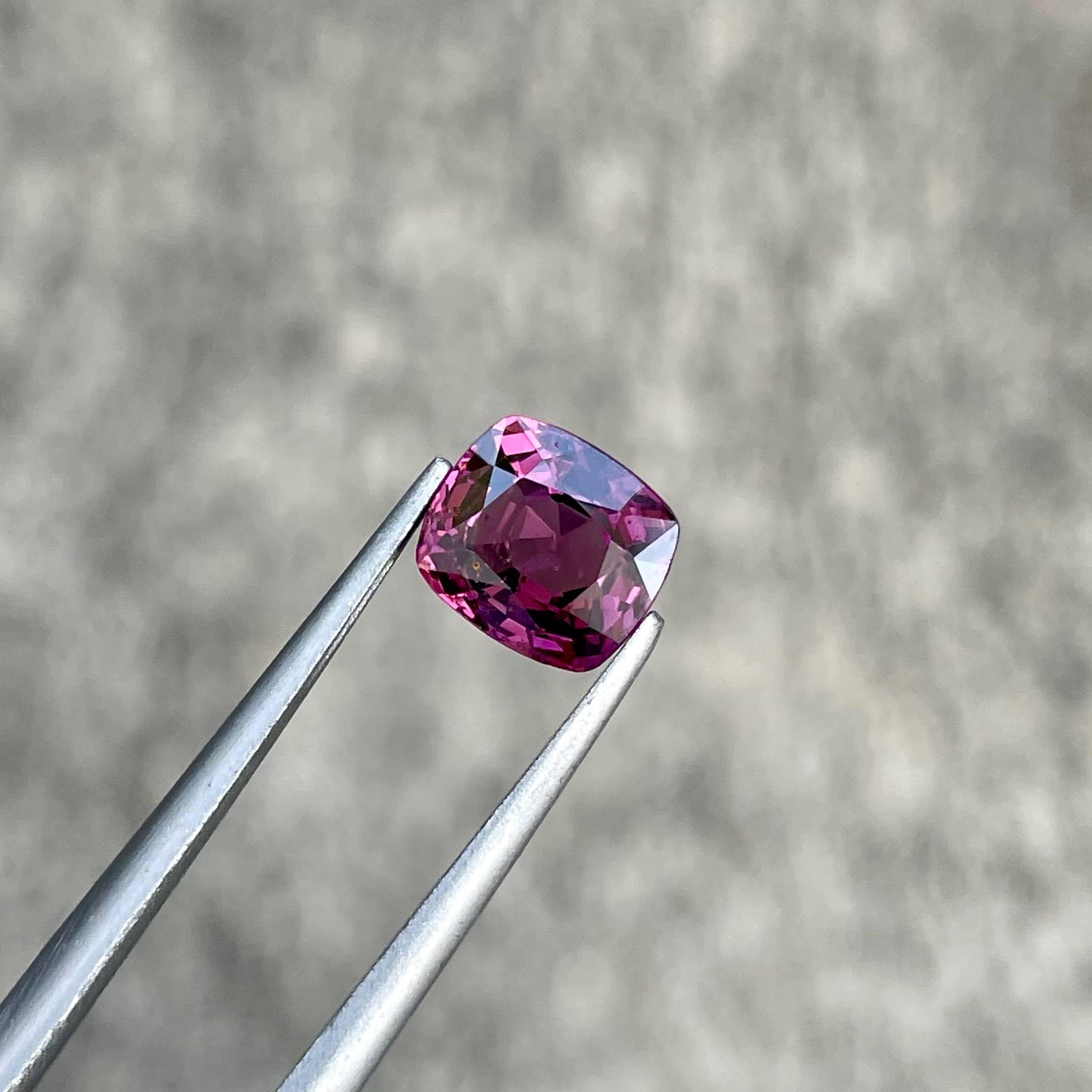 Peso 1,61 carati 
Dimensioni 7,3x6,5x4,0 mm
Trattamento nessuno 
Origine Birmania 
Chiarezza VVS 
Forma del cuscino 
Tagliare un cuscino di fantasia 



Questo squisito spinello birmano da 1,61 carati presenta un'accattivante tonalità rosa violacea,