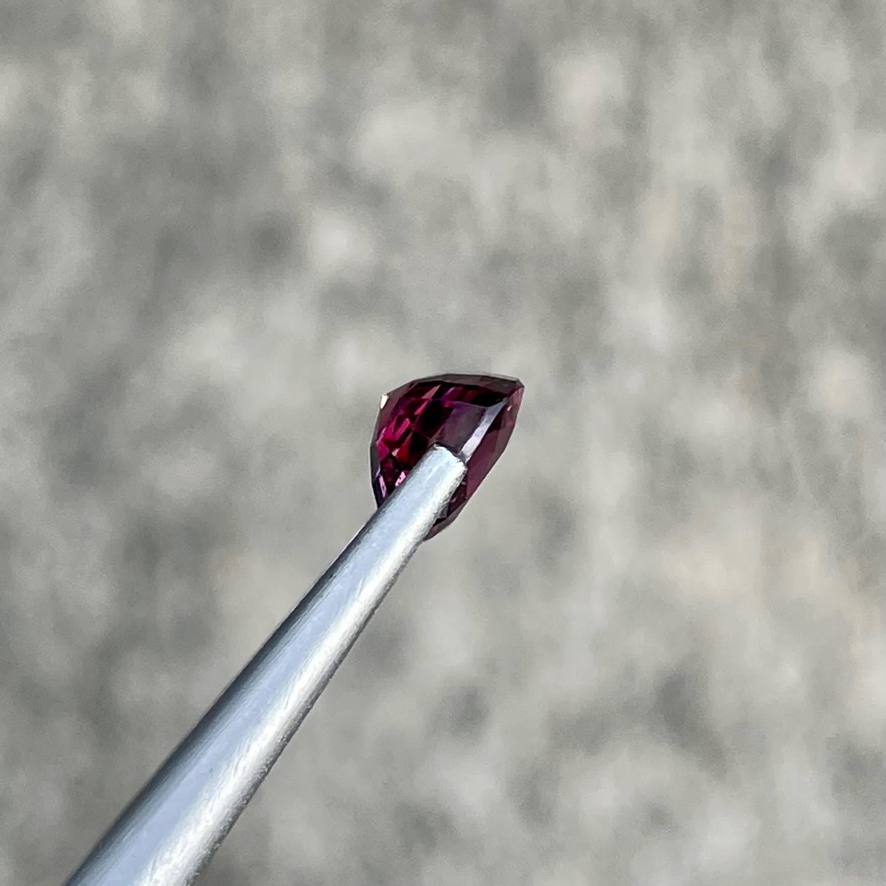 Moderno 1,61 carati di Spinello birmano rosa violaceo taglio cuscino Gemma naturale in vendita