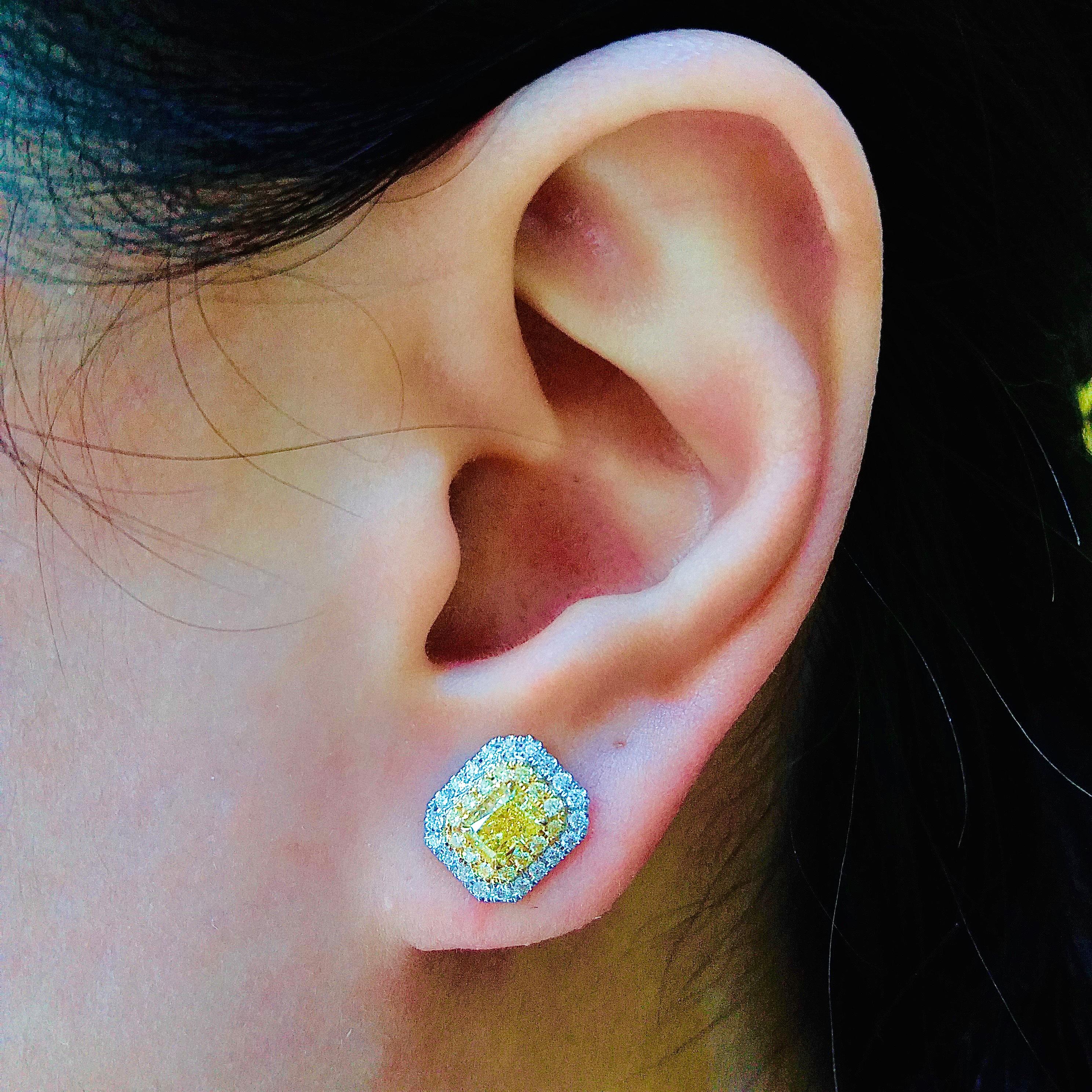 Pendientes de diamante amarillo fantasía natural certificado GIA de 1,61 ct y diamante blanco en Nuevo Estado en Hong Kong, HK