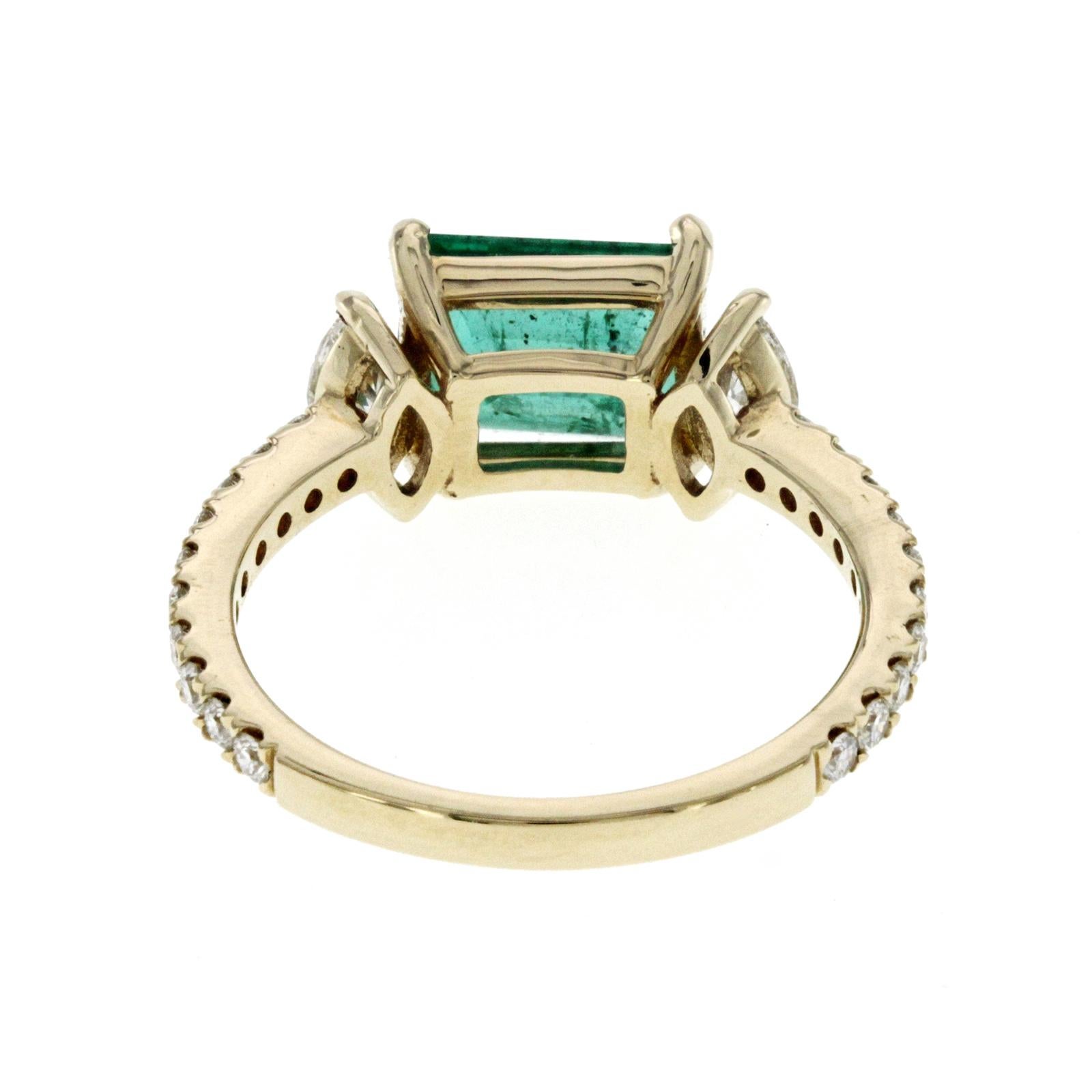 Women's or Men's 1.61 CT Zambian Emerald & 0.67 CT Diamonds in 14K Yellow Gold Engagement Ring For Sale