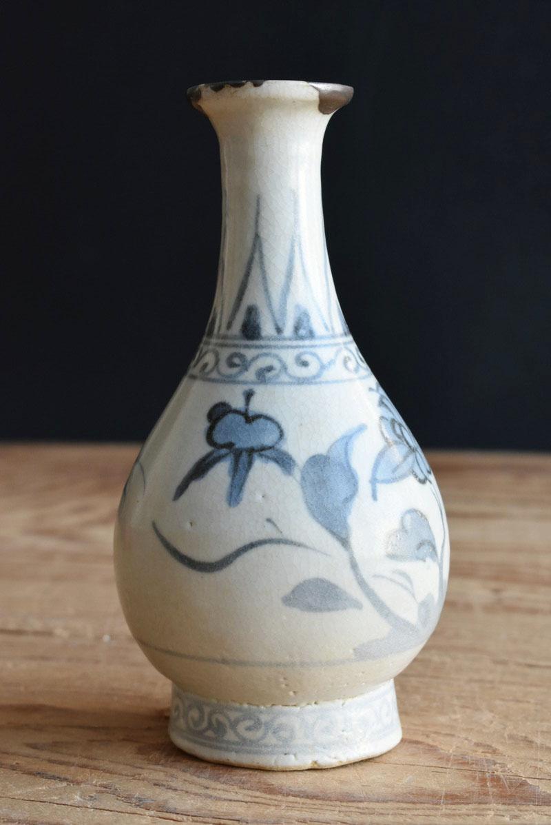 Vase en porcelaine blanche japonaise bleu et blanc 1610-1640/