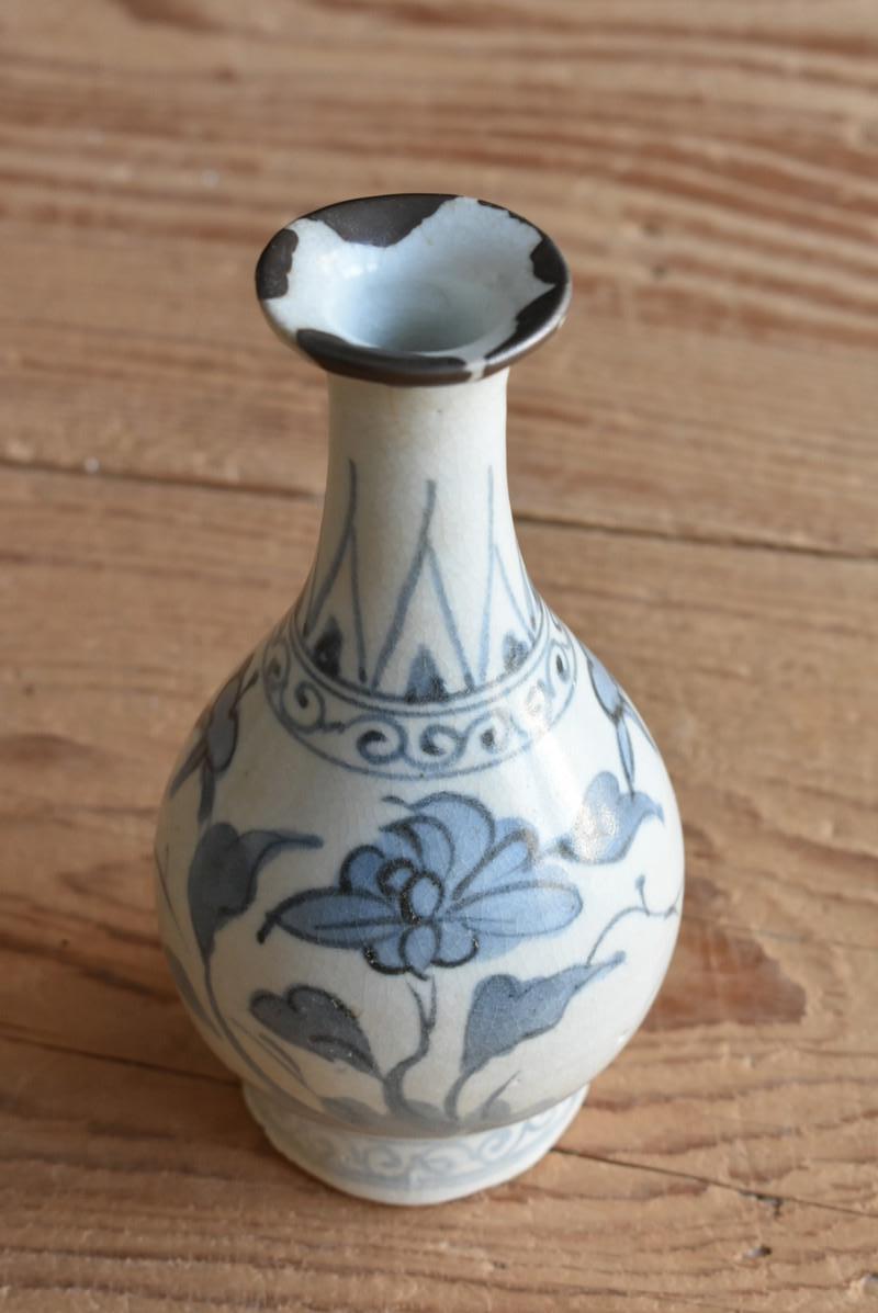 Glazed 1610-1640/Japanese White Porcelain Blue and White Vase/