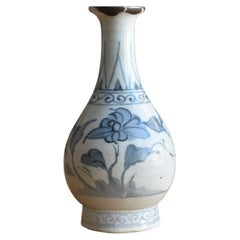 1610-1640/Japanese White Porcelain Blue and White Vase/"Imari Ware"/Sake Bottle