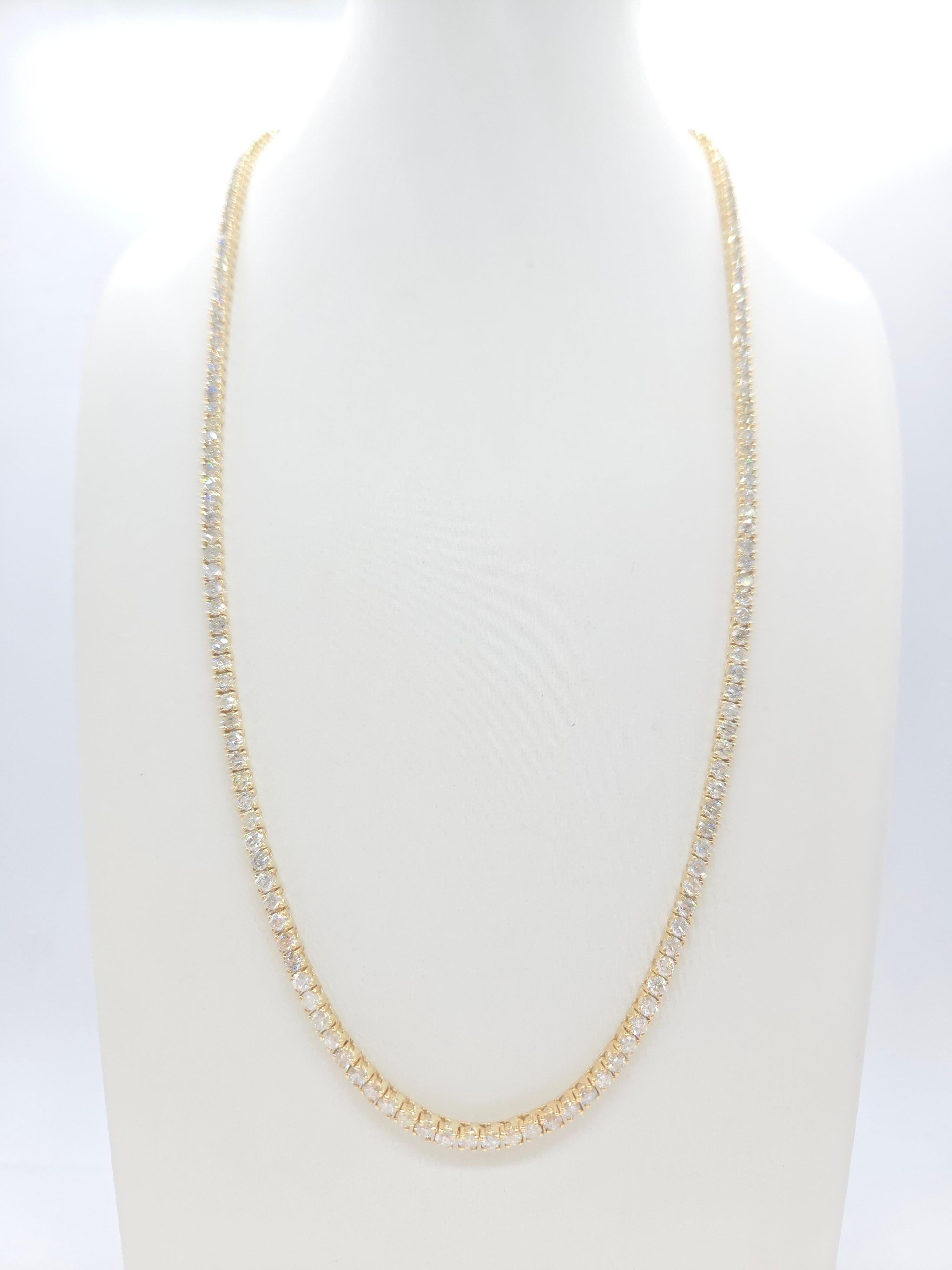 Un superbe collier de tennis en diamant naturel de 16,10 carats réalisé en luxueux or jaune 14 carats. Cette pièce classique présente des diamants blancs ronds de taille brillant, méticuleusement sertis dans un design intemporel à quatre branches