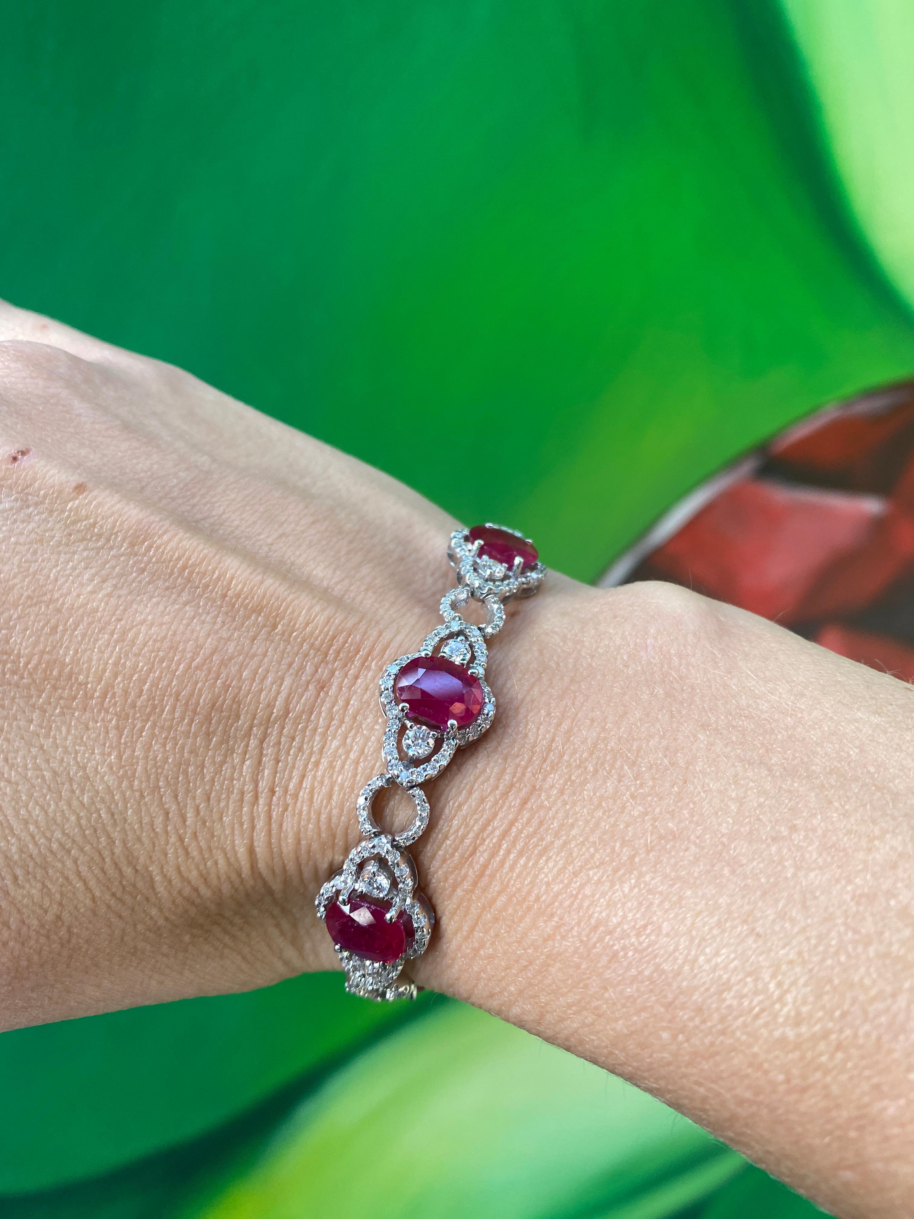16.10 Carat Oval Cut Natural Ruby with 4.47 Carat Round Diamond Bracelet In New Condition In Houston, TX