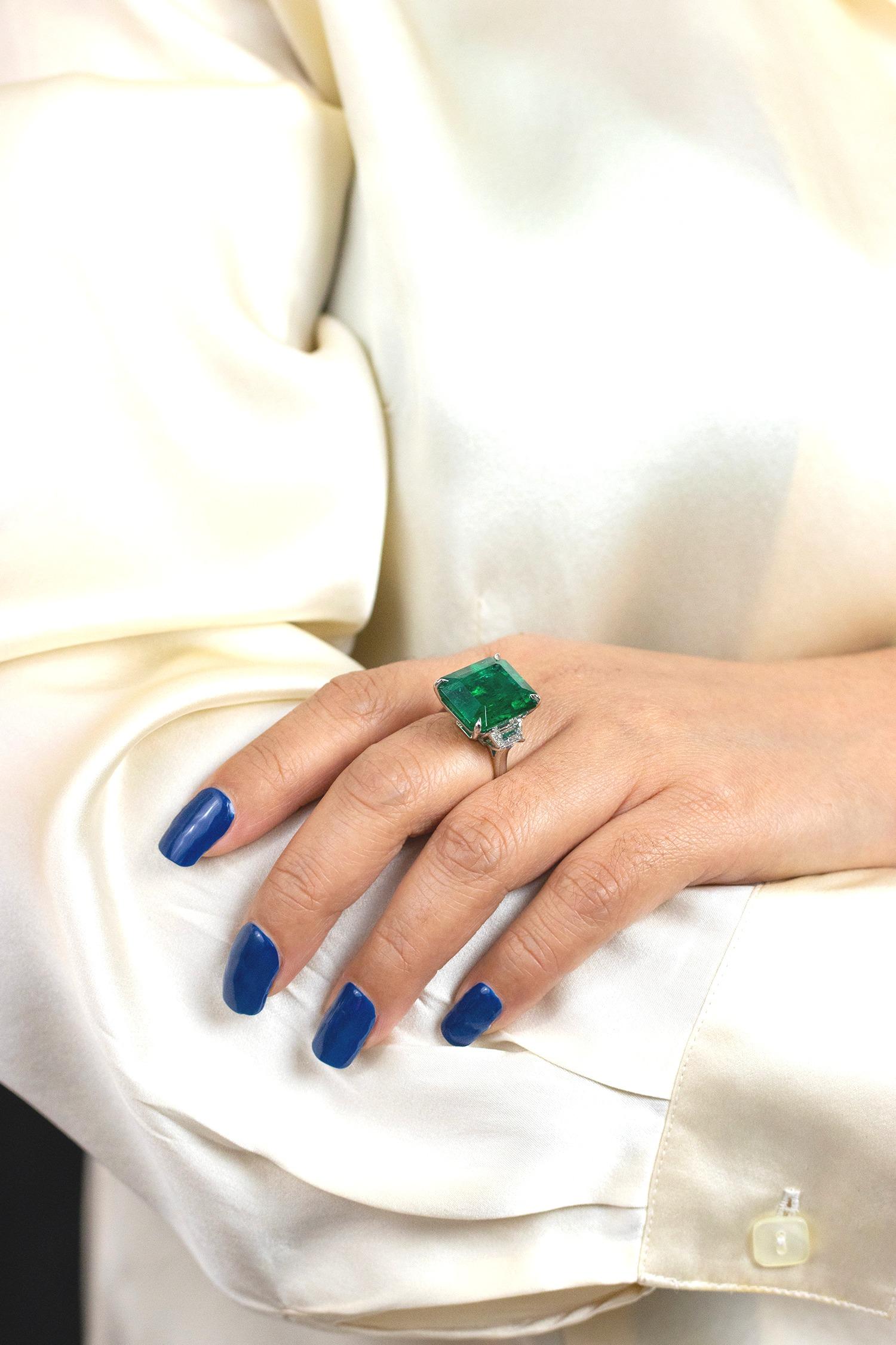 Roman Malakov 16.10 Carats Emerald & Diamond Three-Stone Engagement Ring In New Condition For Sale In New York, NY