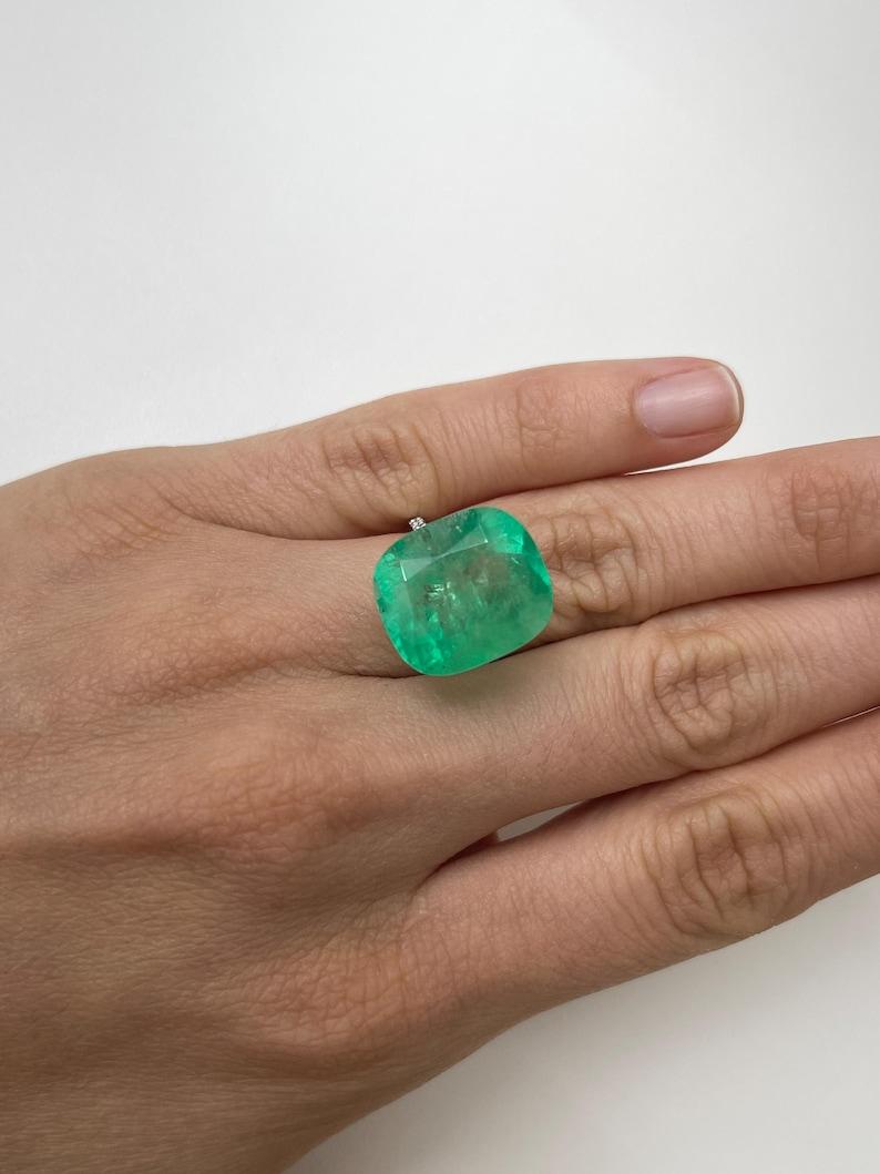 16.11 Carat Huge Colombian Emerald - 17.5x15 Cushion Cut Natural Loose Gemstone (Émeraude colombienne de 16,11 carats - Taille coussin) en vente 4