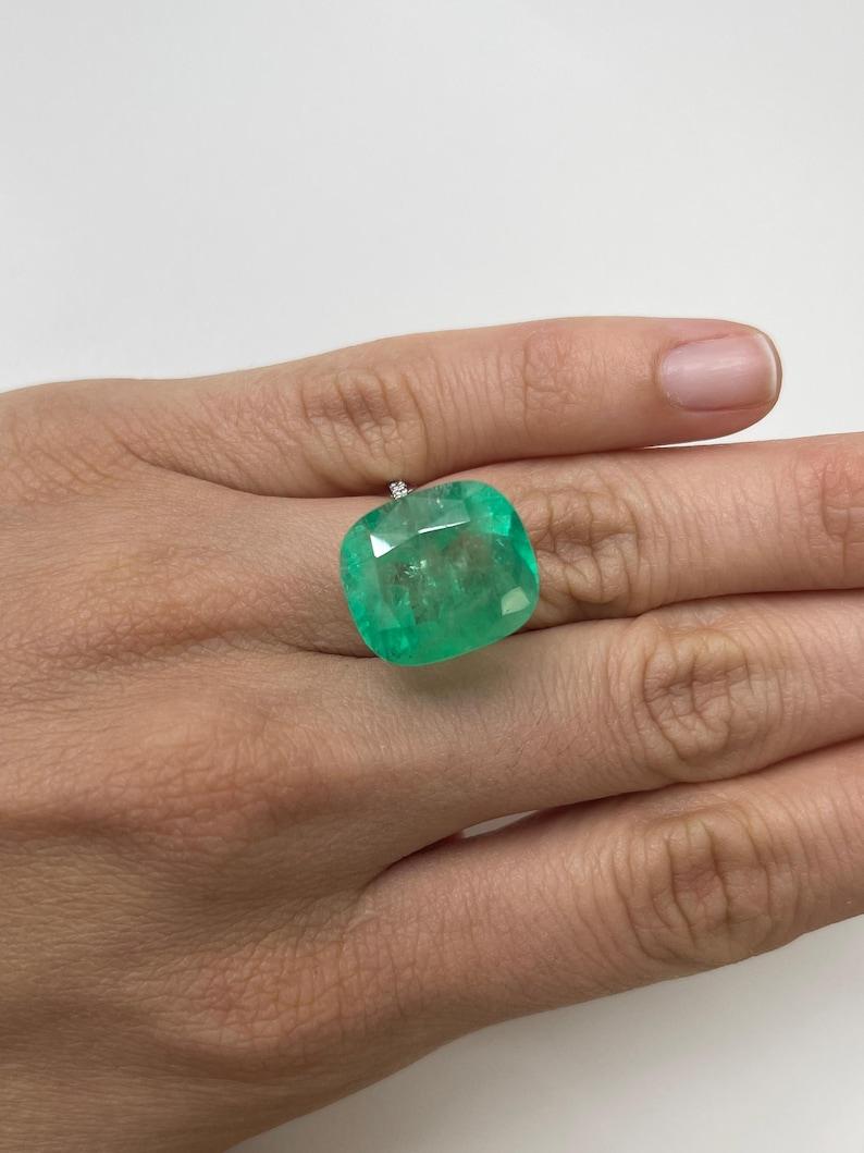 16.11 Carat Huge Colombian Emerald - 17.5x15 Cushion Cut Natural Loose Gemstone (Émeraude colombienne de 16,11 carats - Taille coussin) en vente 3