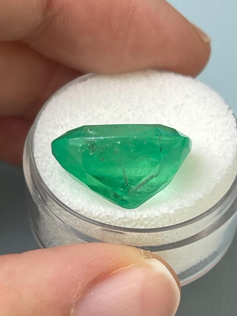 16.11 Carat Huge Colombian Emerald - 17.5x15 Cushion Cut Natural Loose Gemstone (Émeraude colombienne de 16,11 carats - Taille coussin) en vente 2
