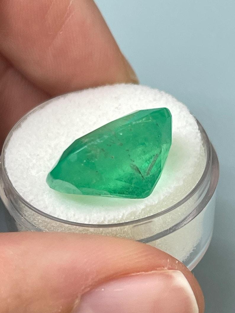16.11 Carat Huge Colombian Emerald - 17.5x15 Cushion Cut Natural Loose Gemstone (Émeraude colombienne de 16,11 carats - Taille coussin) en vente 1