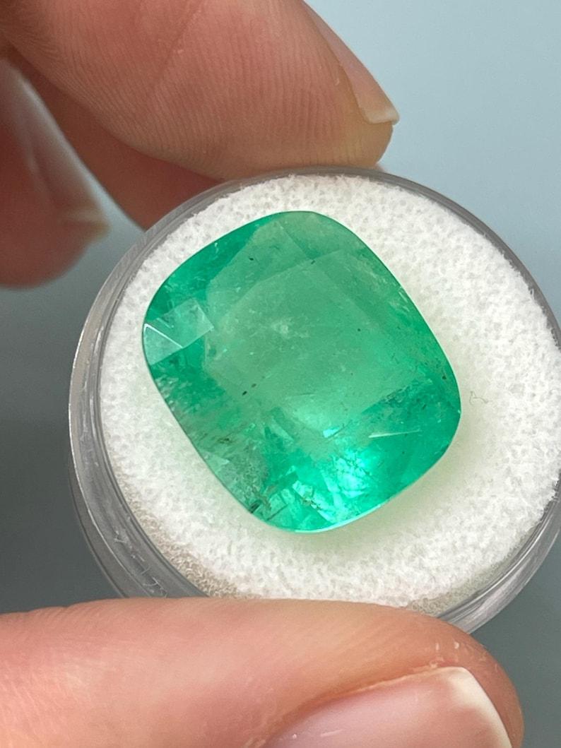 16.11 Carat Huge Colombian Emerald - 17.5x15 Cushion Cut Natural Loose Gemstone (Émeraude colombienne de 16,11 carats - Taille coussin) Pour femmes en vente
