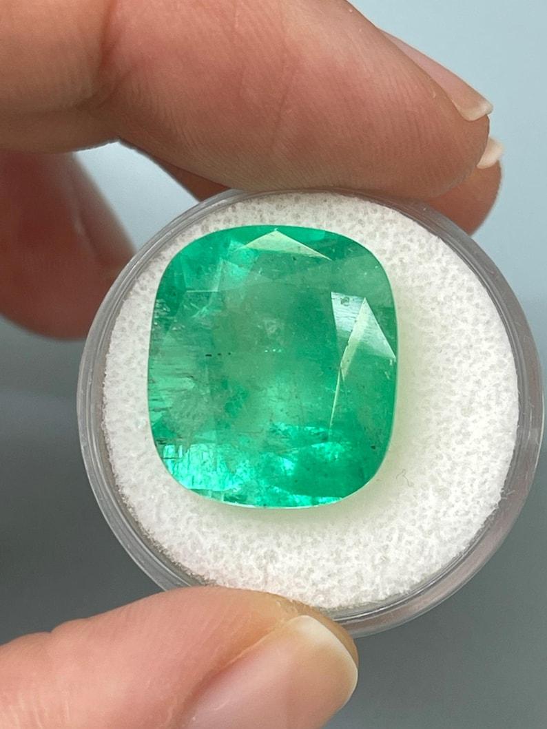 Moderne 16.11 Carat Huge Colombian Emerald - 17.5x15 Cushion Cut Natural Loose Gemstone (Émeraude colombienne de 16,11 carats - Taille coussin) en vente