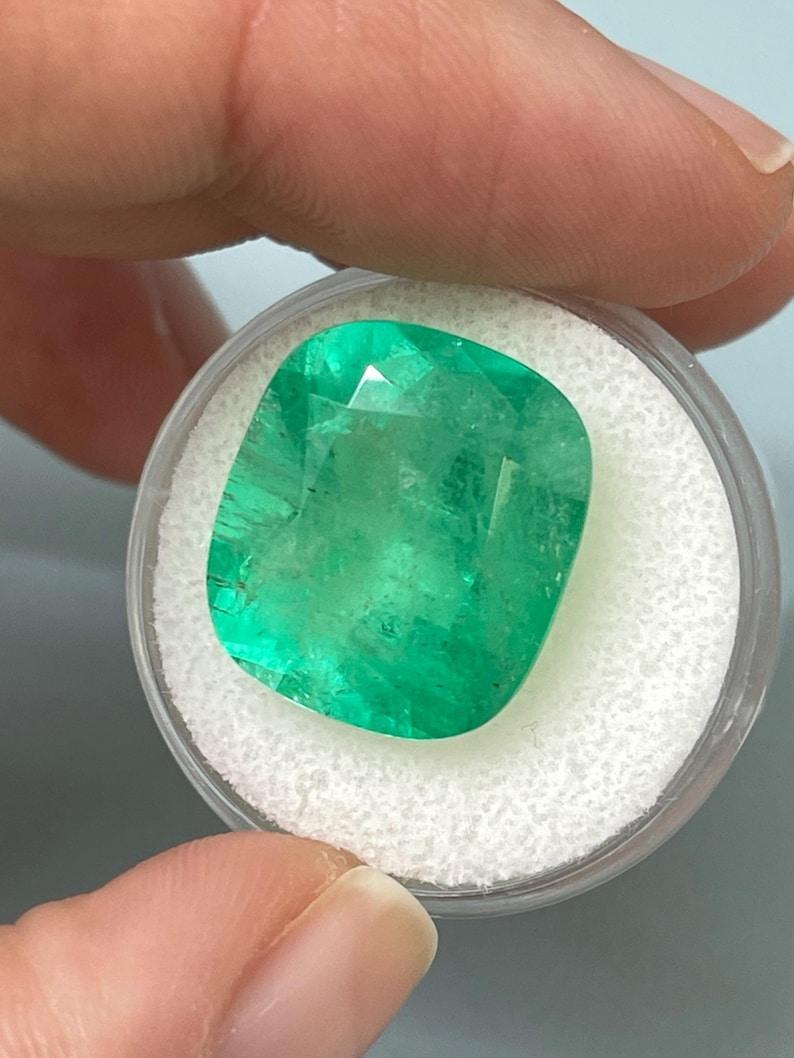 16.11 Carat Huge Colombian Emerald - 17.5x15 Cushion Cut Natural Loose Gemstone (Émeraude colombienne de 16,11 carats - Taille coussin) Neuf - En vente à Jupiter, FL