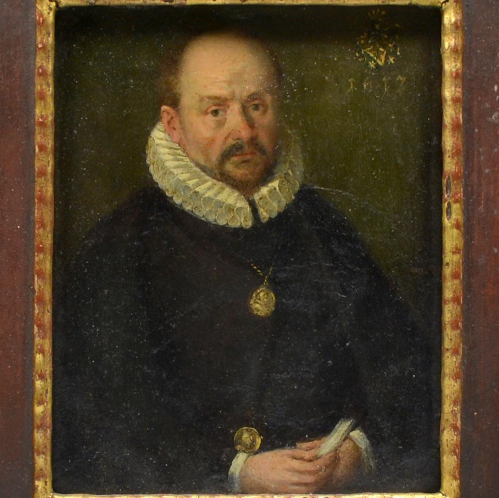German School, sin firmar pero atribuido a Lorenz Strauch, fechado en 1612.
 
Óleo sobre cobre, ca. 10,5 x 13,0 cm. Incluido el marco: 17,0 x 19,5 cm
 
Retrato de tres cuartos de frente, vestido de negro con cuello de molino. Alrededor del cuello y