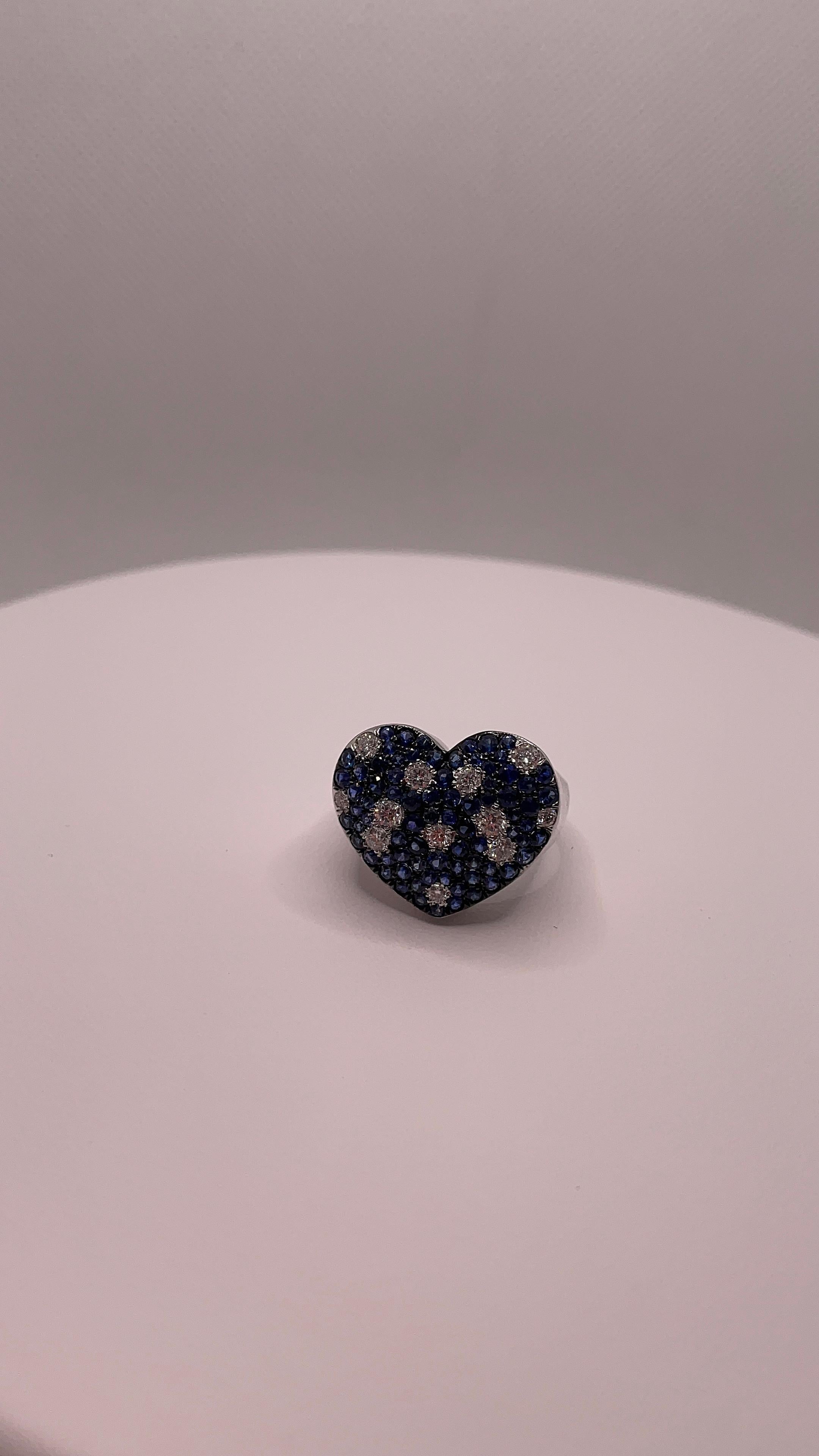 1.613 cts Blue Sapphire & Diamond Heart Dome Ring in 18K White Gold (Bague dôme en forme de cœur en or blanc 18K) en vente 5