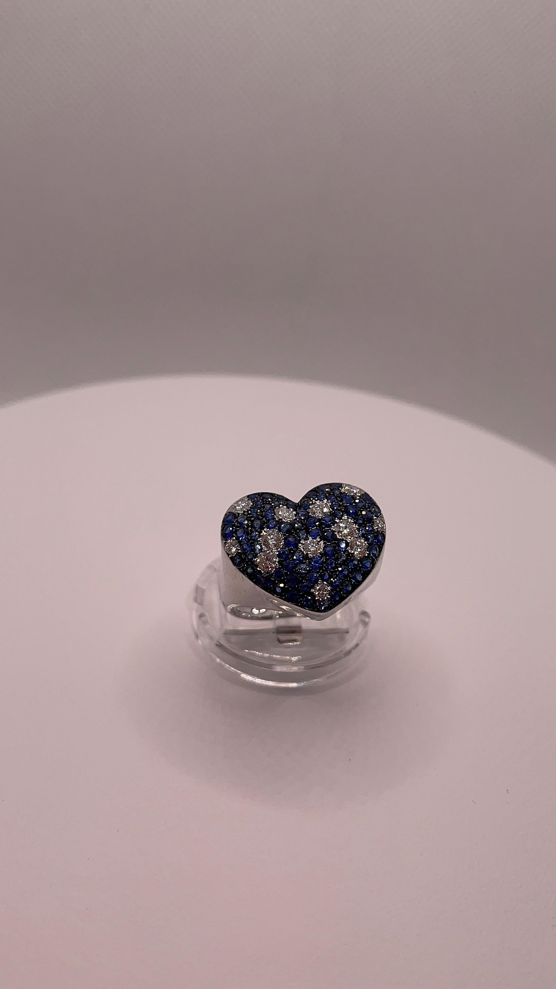 Taille ronde 1.613 cts Blue Sapphire & Diamond Heart Dome Ring in 18K White Gold (Bague dôme en forme de cœur en or blanc 18K) en vente