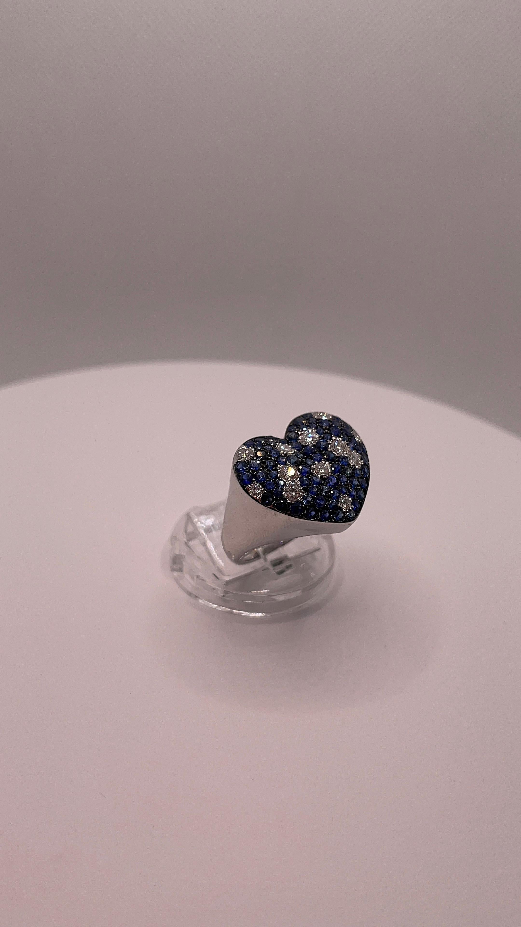 1.613 cts Blue Sapphire & Diamond Heart Dome Ring in 18K White Gold (Bague dôme en forme de cœur en or blanc 18K) Neuf - En vente à Hong Kong, HK