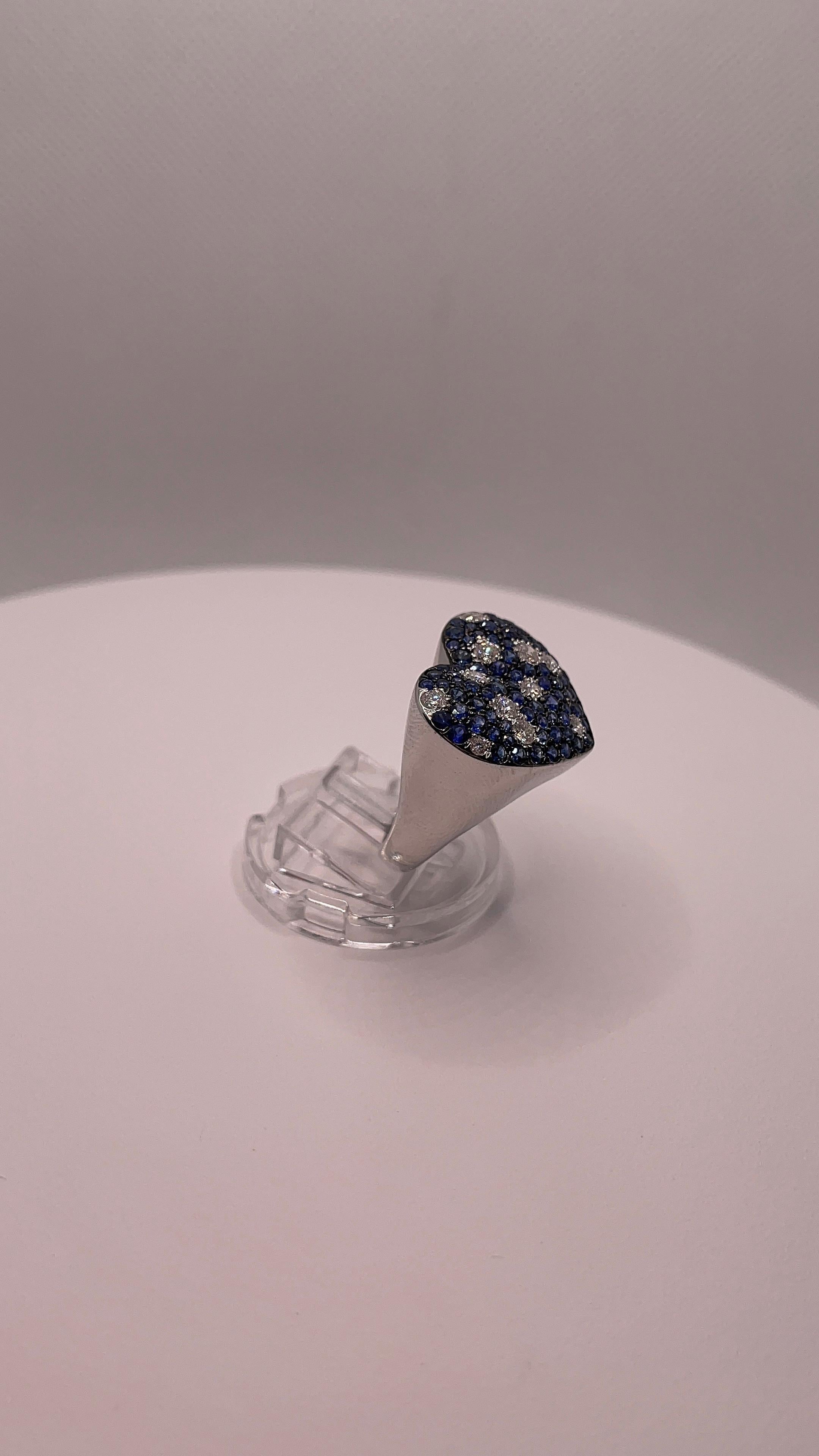1.613 cts Blue Sapphire & Diamond Heart Dome Ring in 18K White Gold (Bague dôme en forme de cœur en or blanc 18K) Unisexe en vente