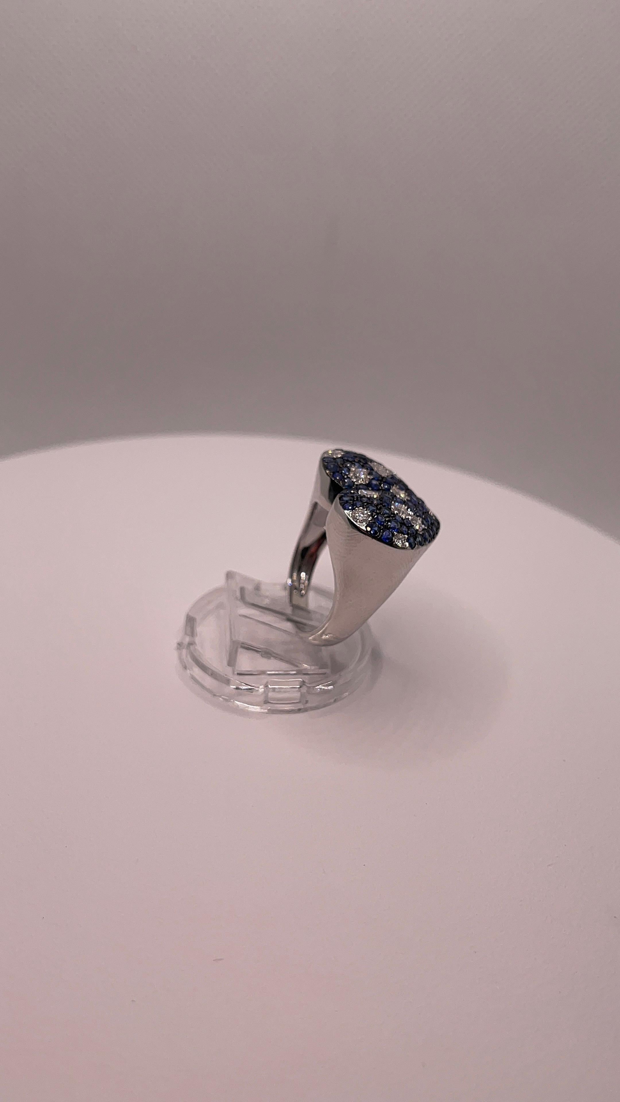 1.613 cts Blue Sapphire & Diamond Heart Dome Ring in 18K White Gold (Bague dôme en forme de cœur en or blanc 18K) en vente 1