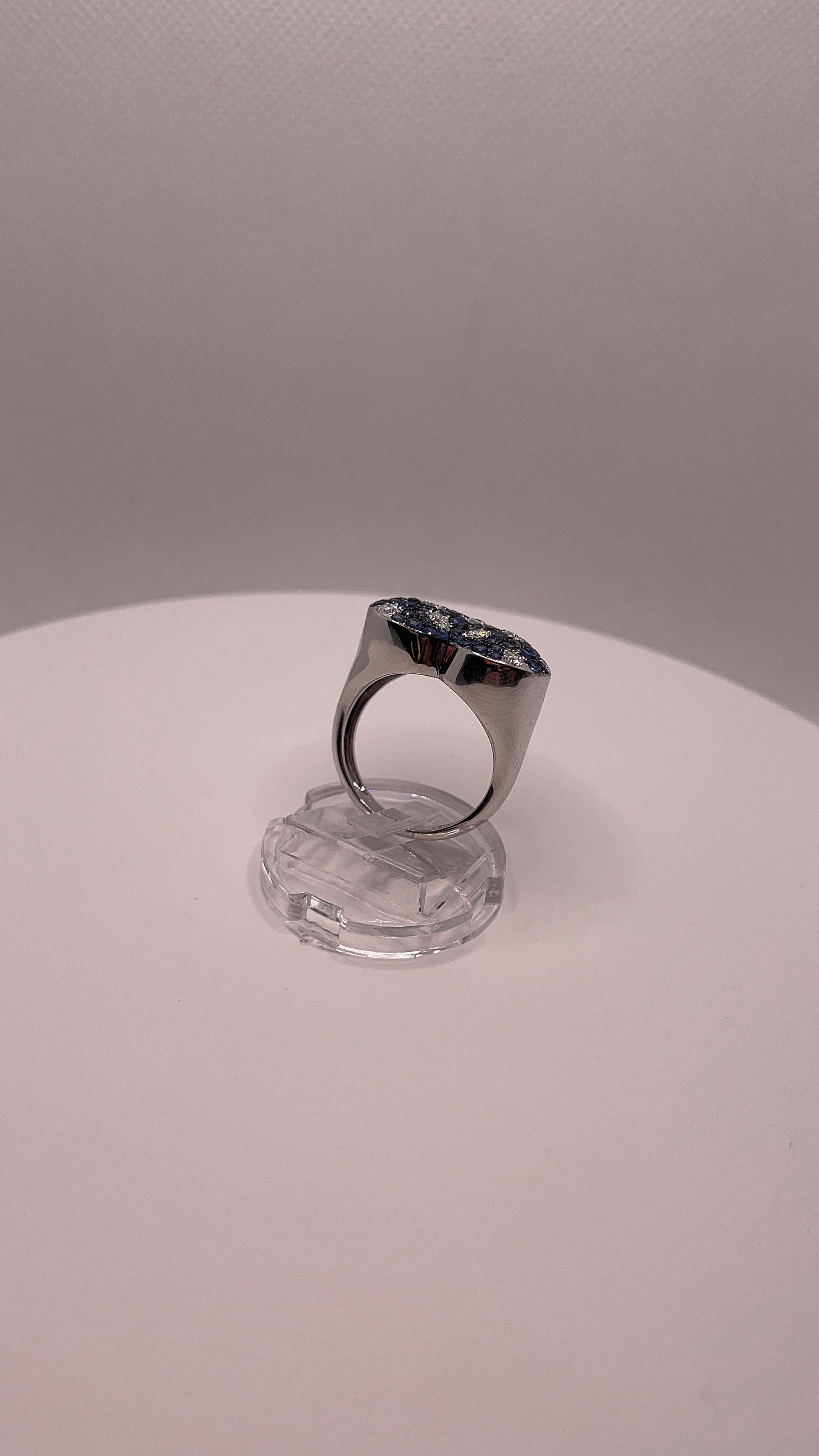 1.613 cts Blue Sapphire & Diamond Heart Dome Ring in 18K White Gold (Bague dôme en forme de cœur en or blanc 18K) en vente 2