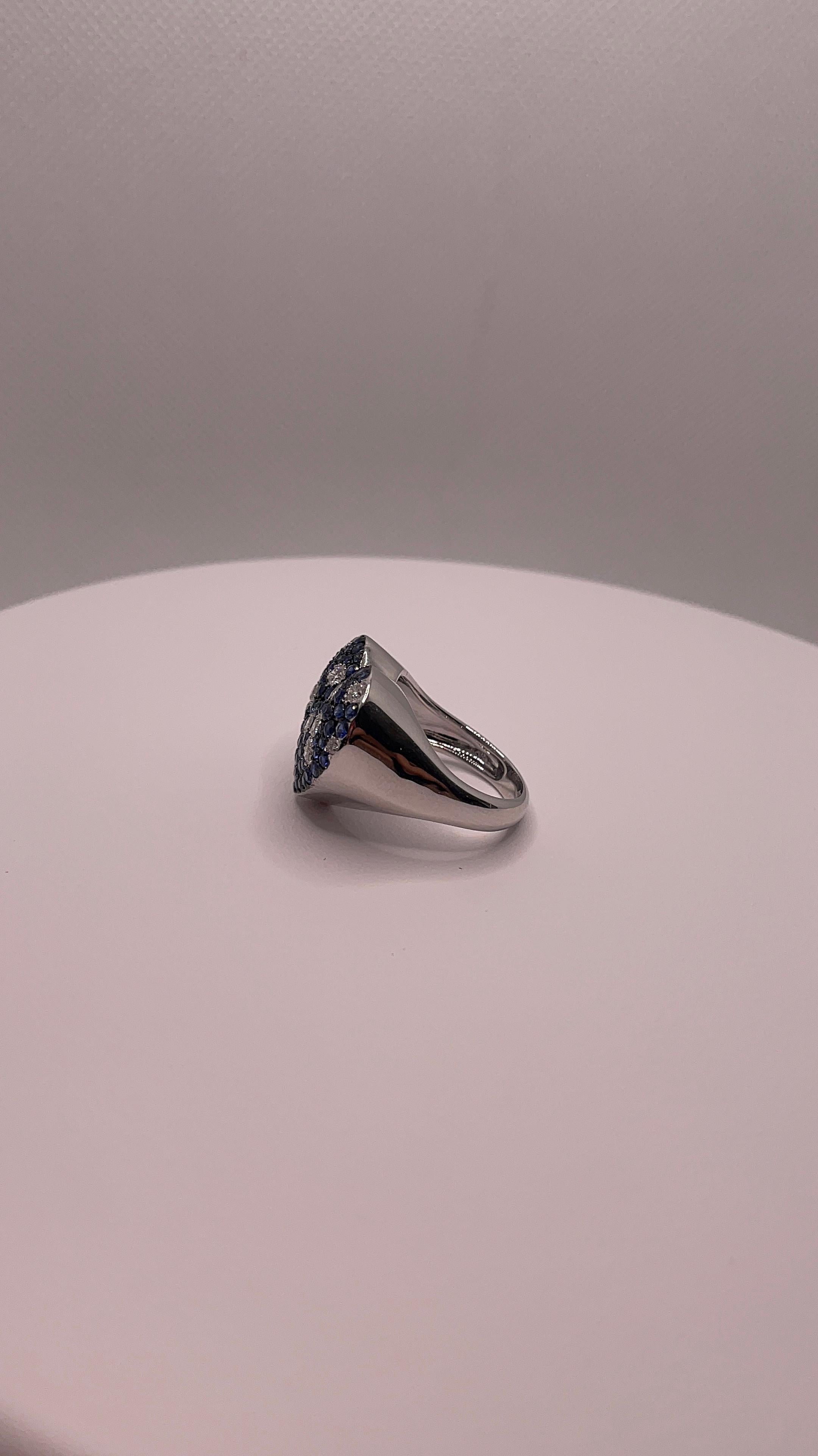 1.613 cts Blue Sapphire & Diamond Heart Dome Ring in 18K White Gold (Bague dôme en forme de cœur en or blanc 18K) en vente 3