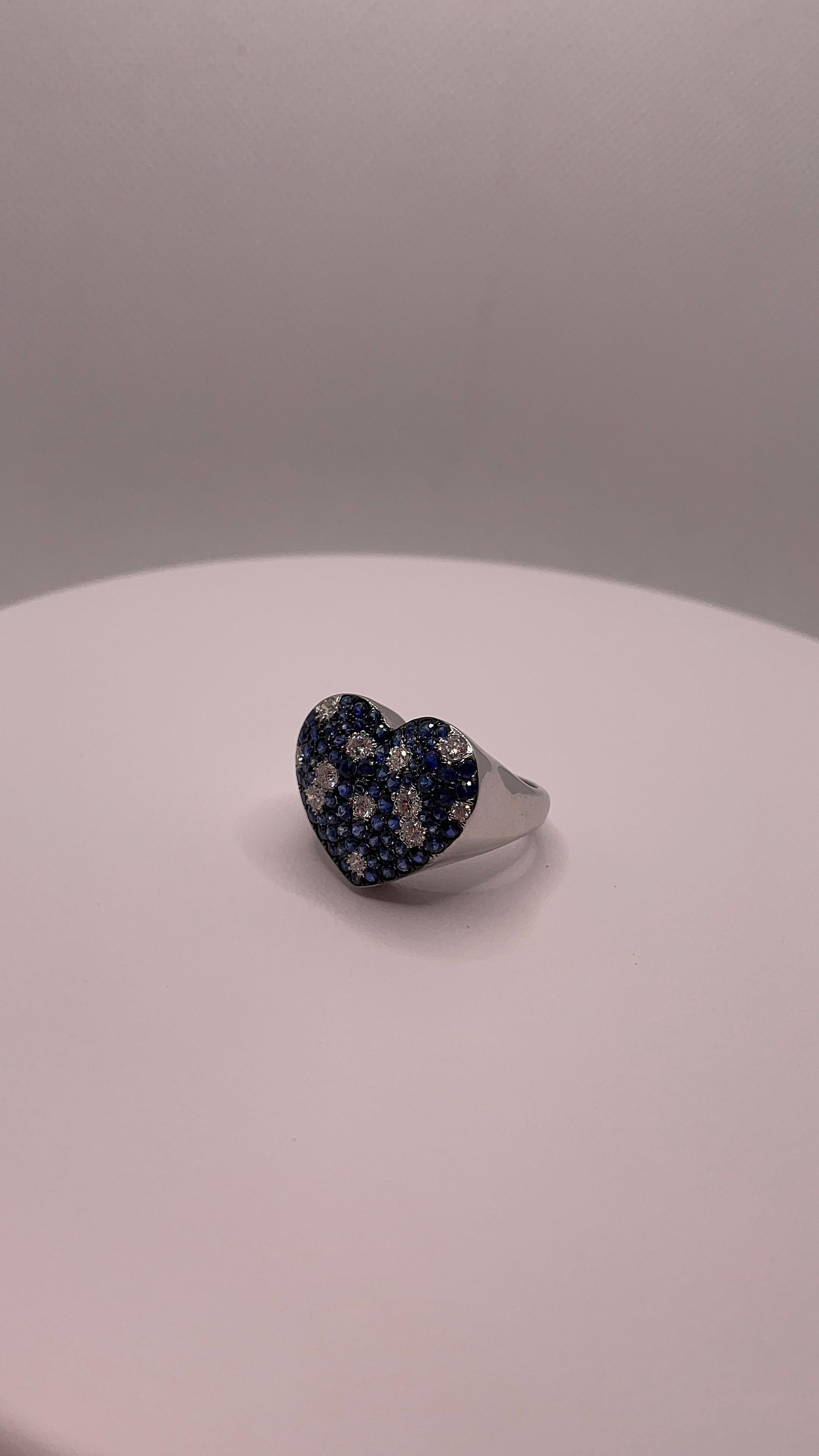 1.613 cts Blue Sapphire & Diamond Heart Dome Ring in 18K White Gold (Bague dôme en forme de cœur en or blanc 18K) en vente 4