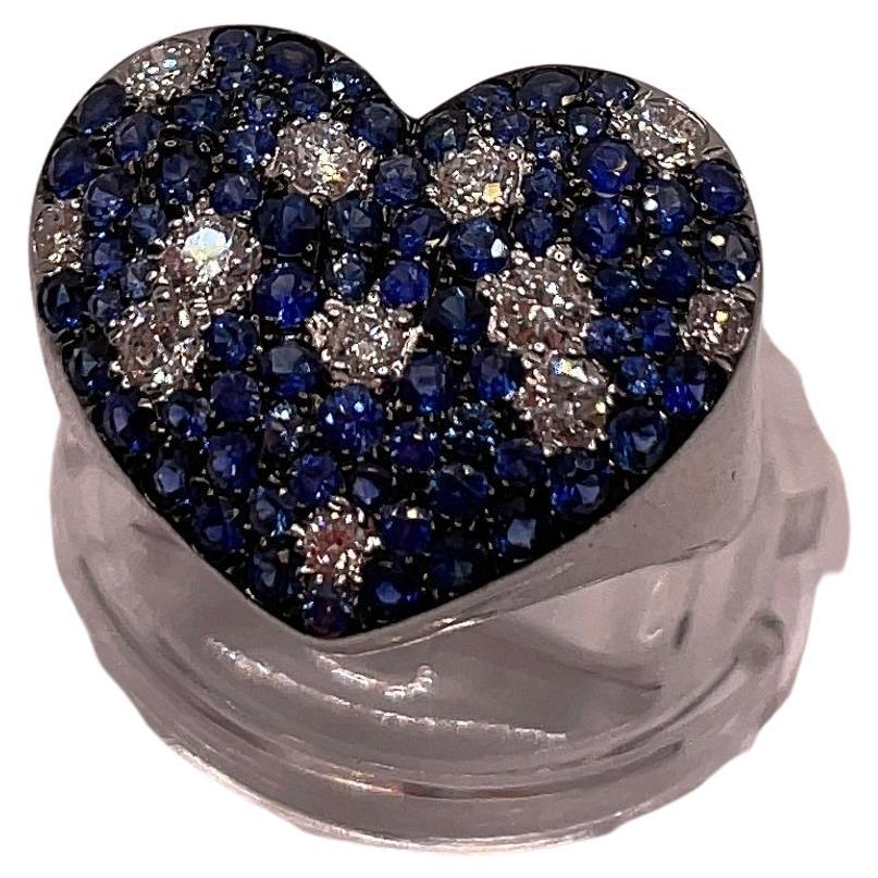 1.613 cts Blue Sapphire & Diamond Heart Dome Ring in 18K White Gold (Bague dôme en forme de cœur en or blanc 18K) en vente