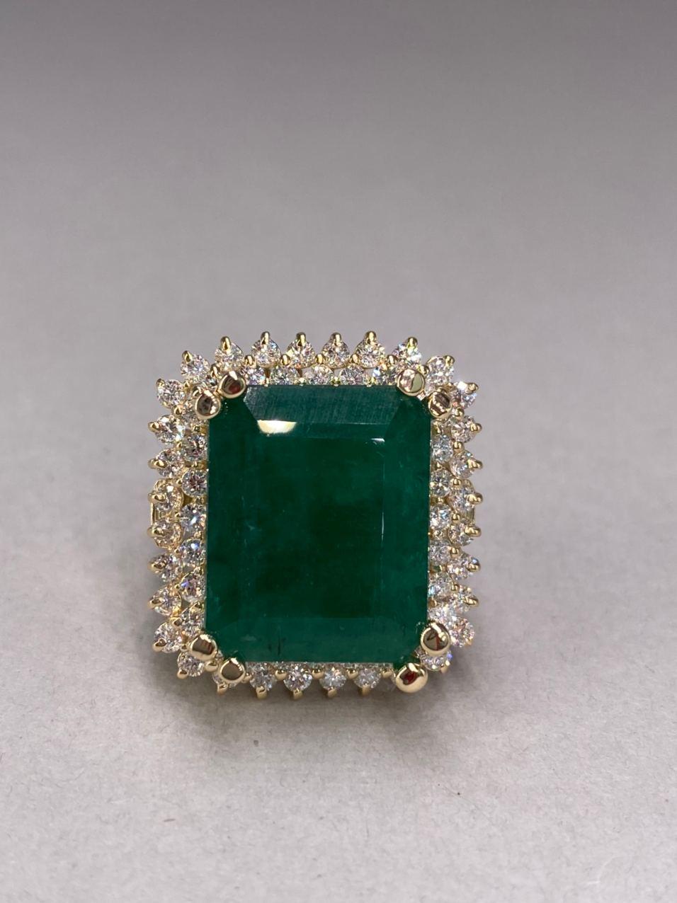 Women's or Men's 16.13 Carat Natural Emerald Yellow Gold Diamond Ring For Sale