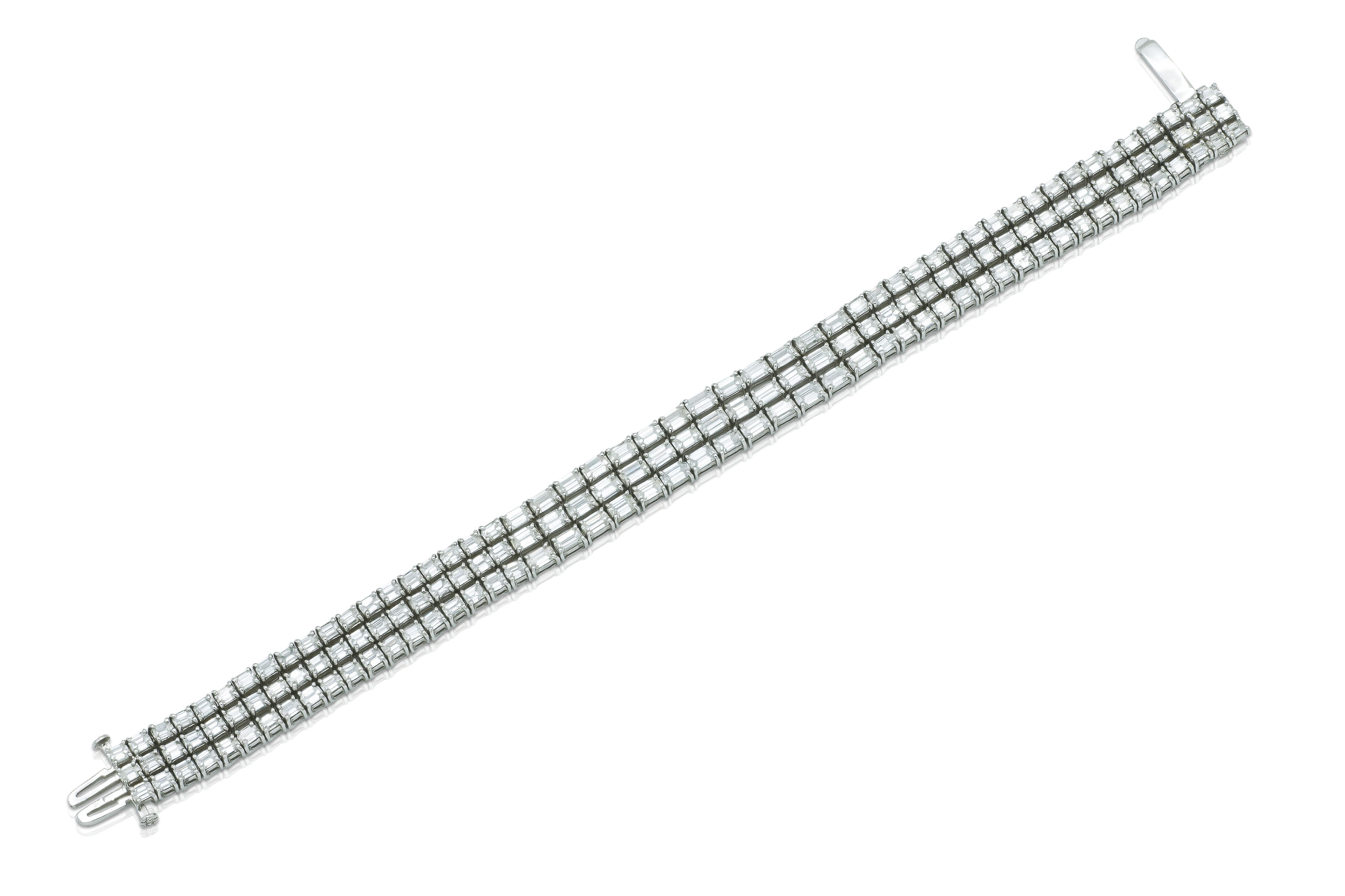Finement réalisé en or blanc 18k avec trois rangées de diamants de taille baguette pesant au total environ 16,14 carats.
Taille 7 pouces