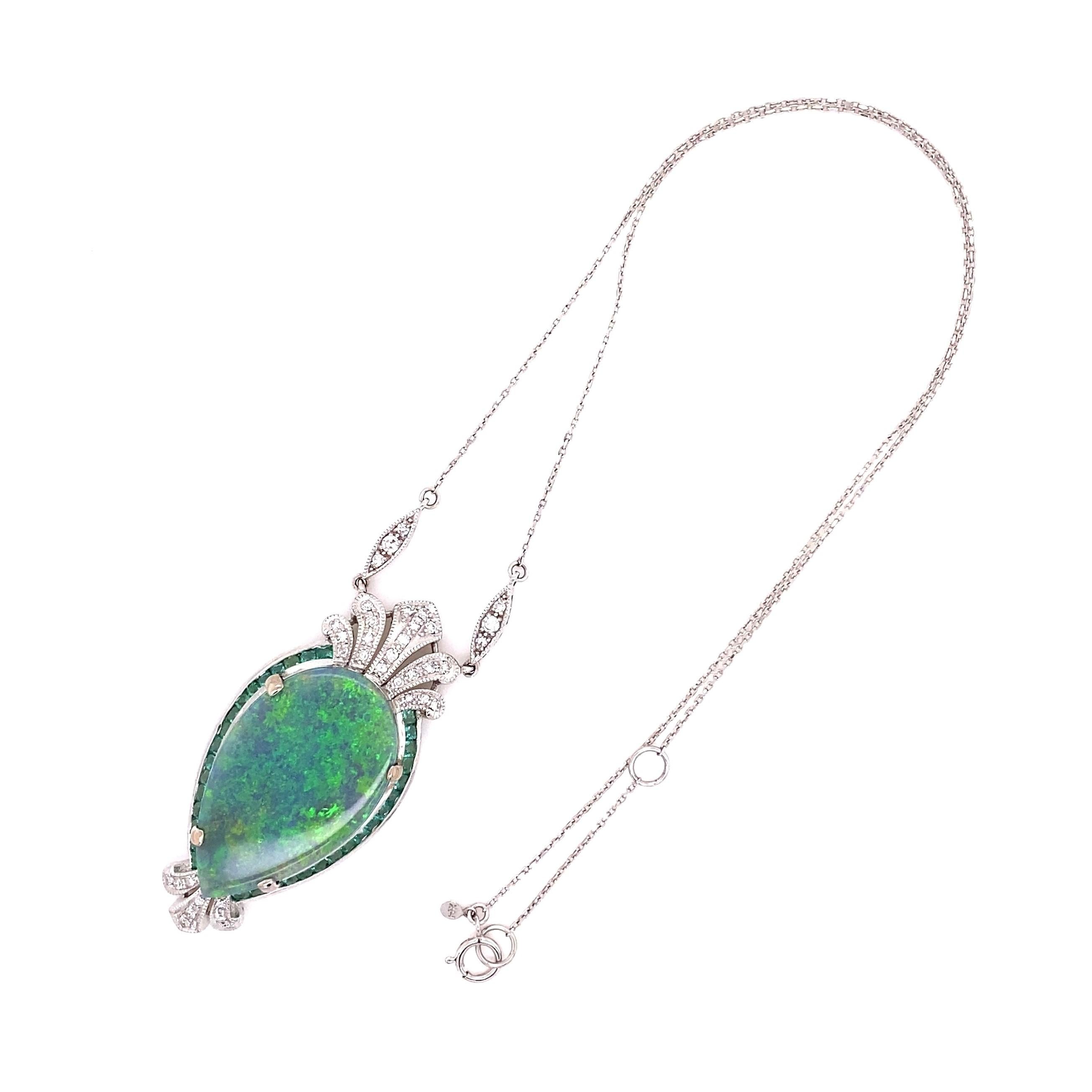 16,15 Karat australischer Opal, Diamant und Smaragd Halskette Nachlass-Schmuck im Zustand „Hervorragend“ im Angebot in Montreal, QC