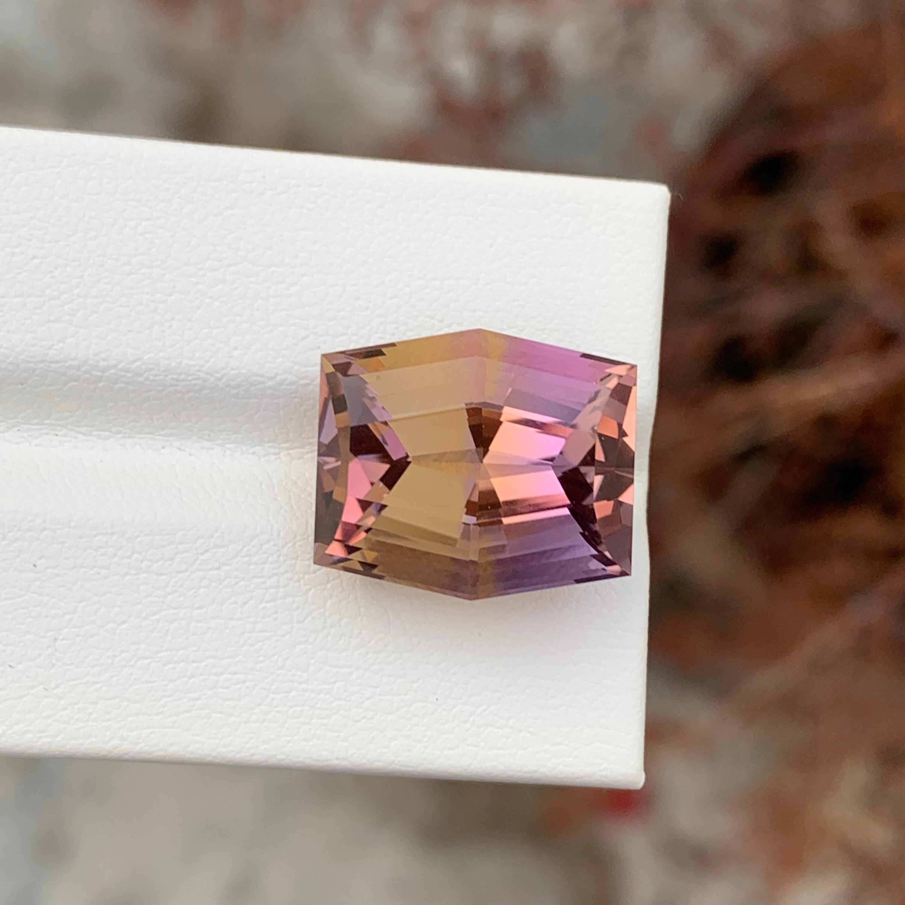 Facettierter Ametrin

Gewicht: 16,17 Karat
Abmessung; 16,6 x 14,2 x 11,1 Mm
Herkunft: Brasilien
Farbe: Lila & Gelb
Form: Sechseck 
Behandlung: Nicht
Bescheinigung: Auf Anfrage
.
Der Ametrin ist ein einzigartiger und fesselnder Edelstein, der eine
