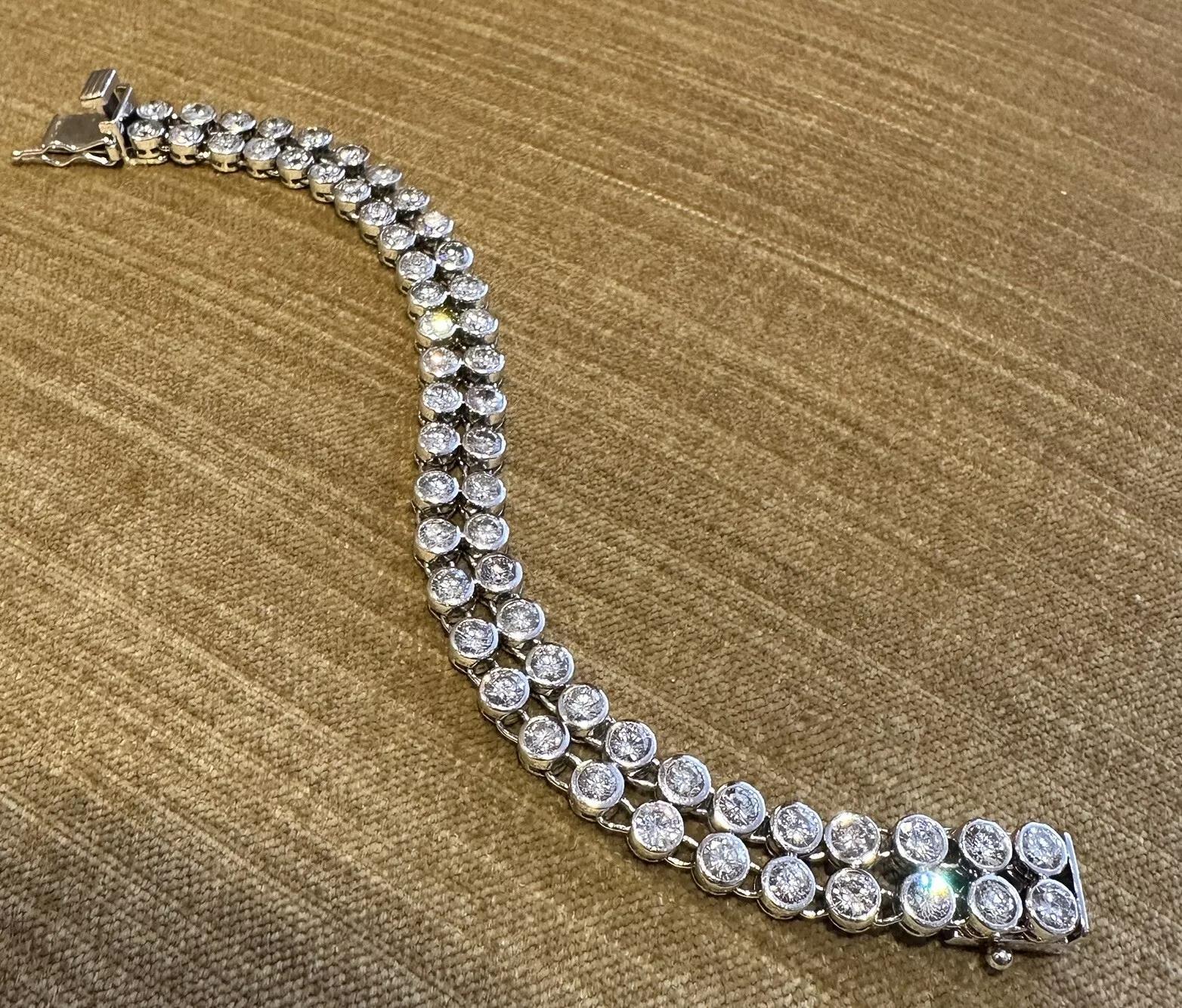 Bracciale con diamanti incastonati a due file da 16,17 carati in platino

Il bracciale con diamanti presenta due file di diamanti tondi taglio brillante incastonati nel platino con castoni e maglie flessibili e lucidate.

Il peso totale dei diamanti