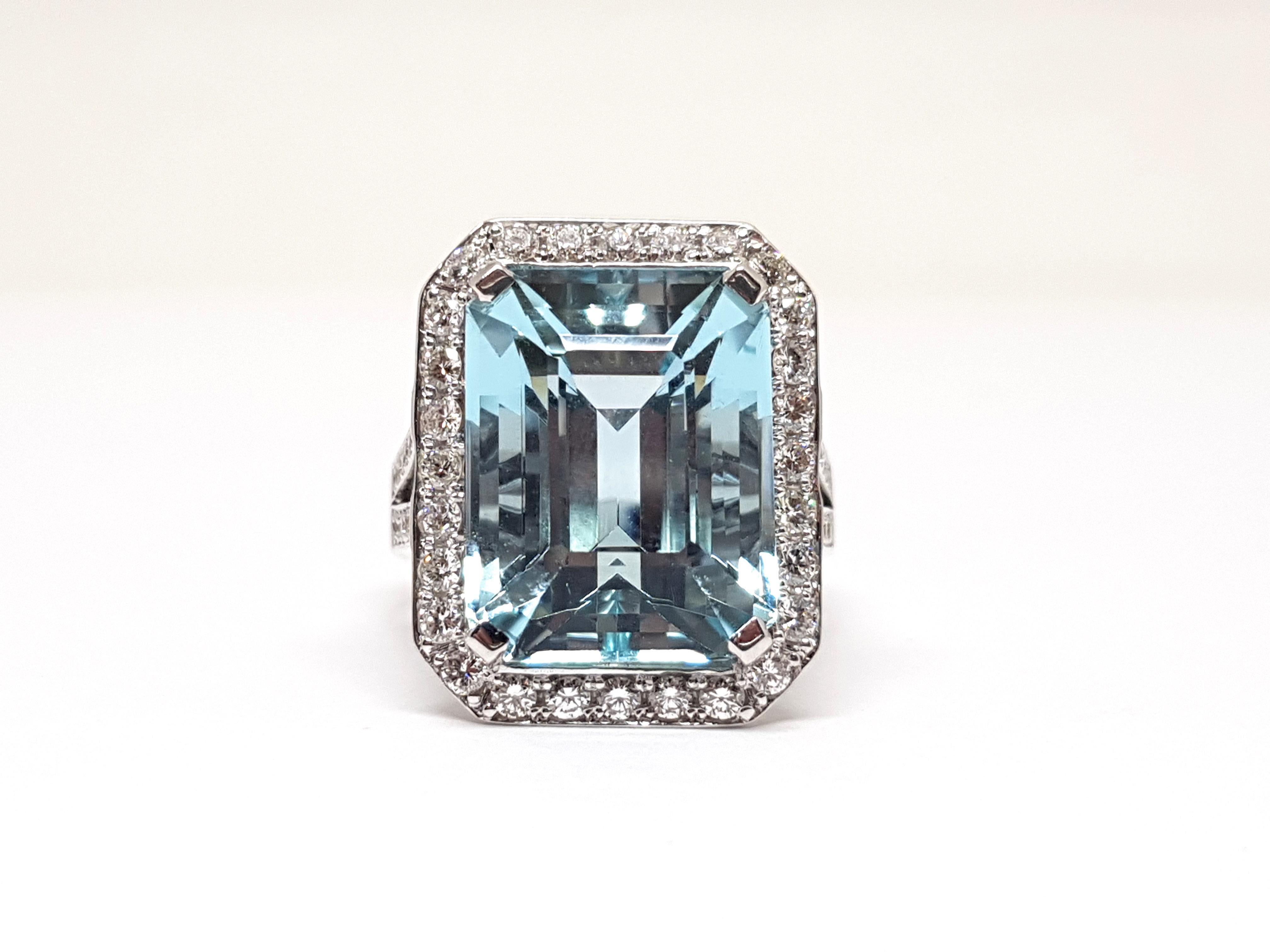 Contemporary 16.18 Carat 18 Karat White Gold Diamond Aquamarine Ring For Sale