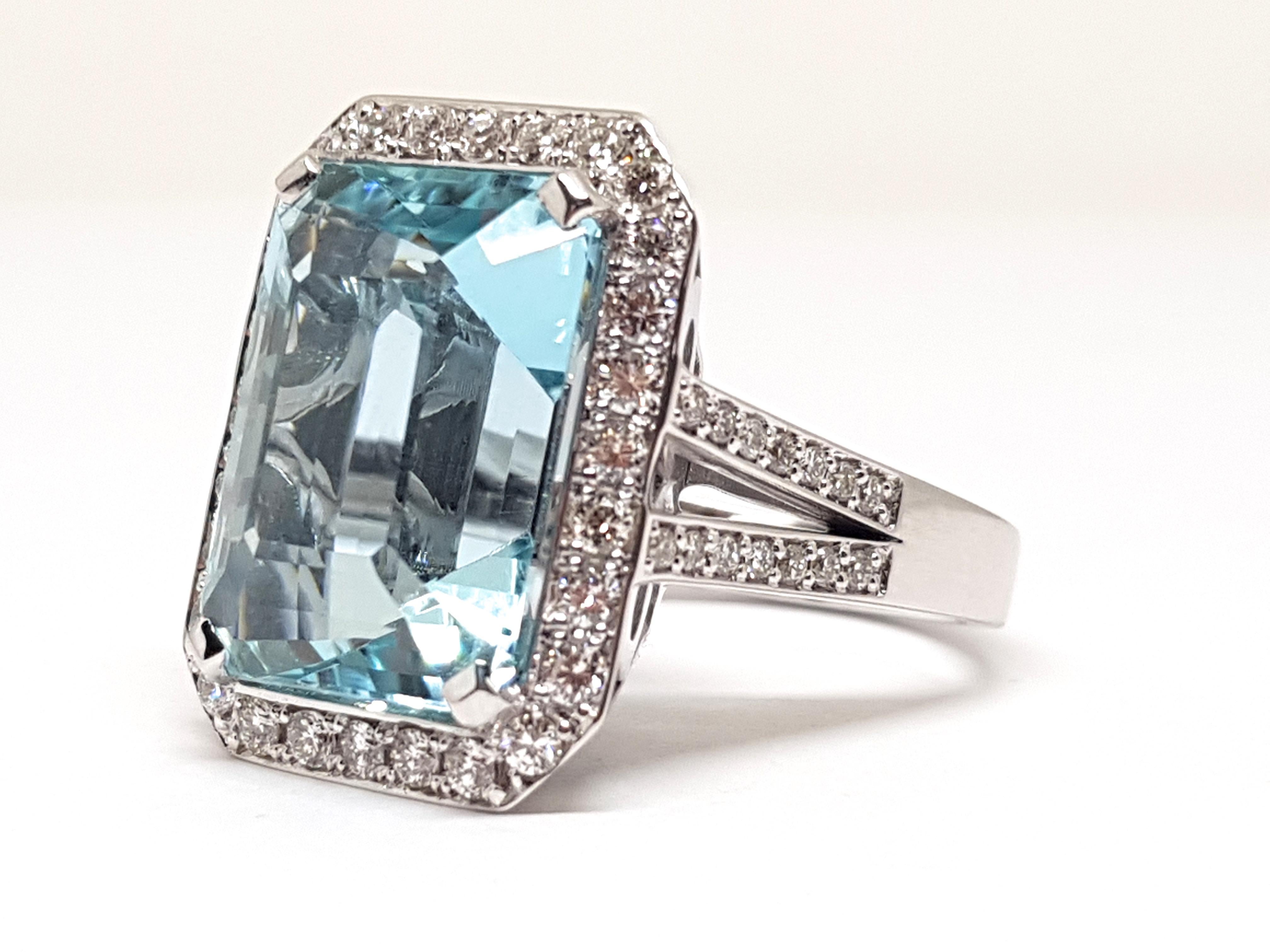 16.18 Carat 18 Karat White Gold Diamond Aquamarine Ring In New Condition For Sale In Antwerp, BE