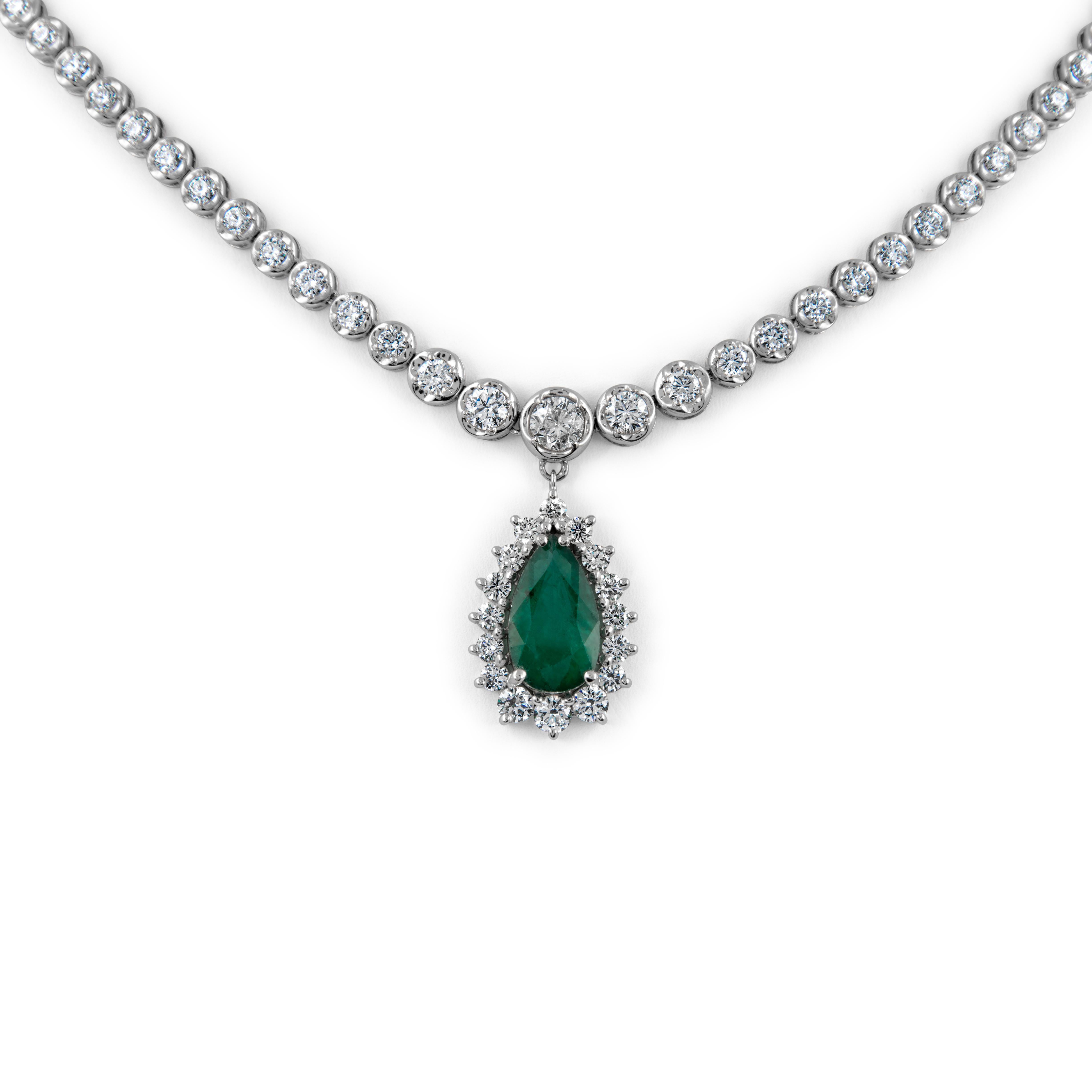 Squisita collana con diamanti.
16,18 carati di peso totale di diamanti.
Smeraldo a forma di pera, 5,27 carati, olio moderato. 109 diamanti rotondi, 10,91 carati. Colore G/H e purezza SI1-i1. Oro bianco 14 carati, 27,10 grammi, 18 pollici.
Su