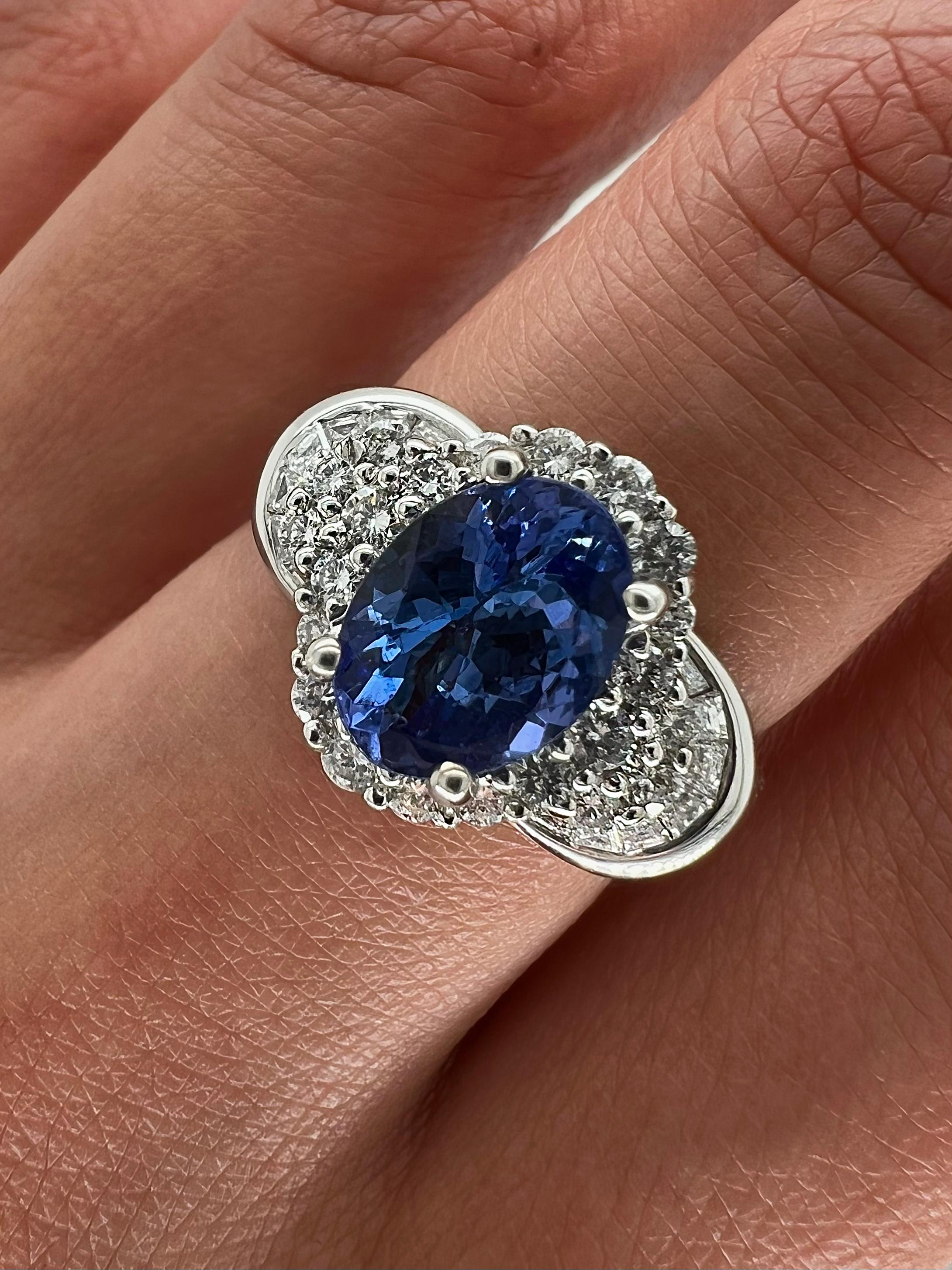2.63 Total Carat Oval Tanzanite Ladies Diamond Ring In New Condition For Sale In New York, NY
