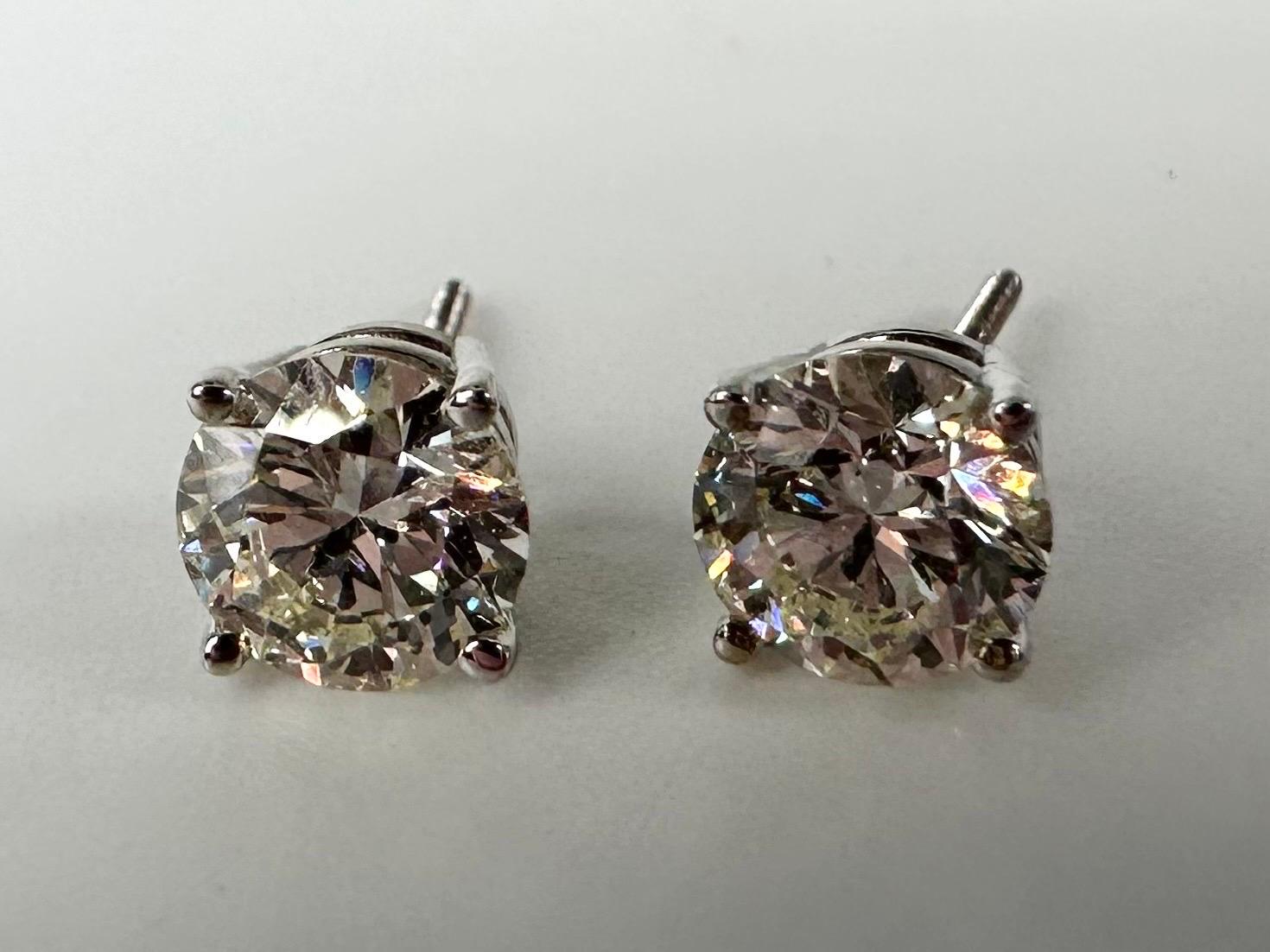 A pair of stunning diamond stud earrings in 14KT white gold.

GOLD: 14KT gold
NATURAL DIAMOND(S)
Clarity/Color: VS-SI/F
Carat:1.61ct 
Cut:Round Brilliant
Grams:5.70
Item: 15000038amfp

WHAT YOU GET AT STAMPAR JEWELERS:
Stampar Jewelers, located in