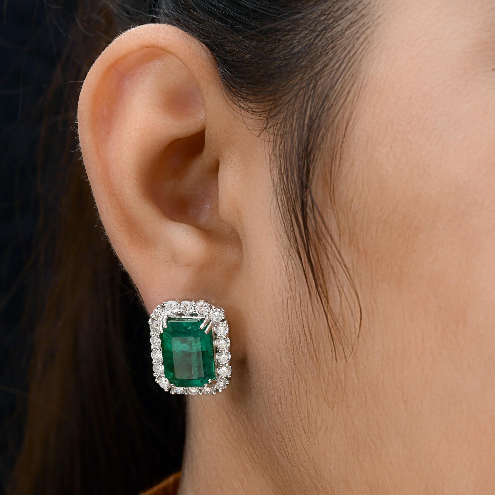 Orecchini da sposa in oro bianco 18 carati con diamante aureolato con smeraldo dello Zambia da 16,1 carati
Questi orecchini sono magistralmente realizzati con smeraldo a taglio ottagonale e diamanti a taglio rotondo che fanno da contorno agli